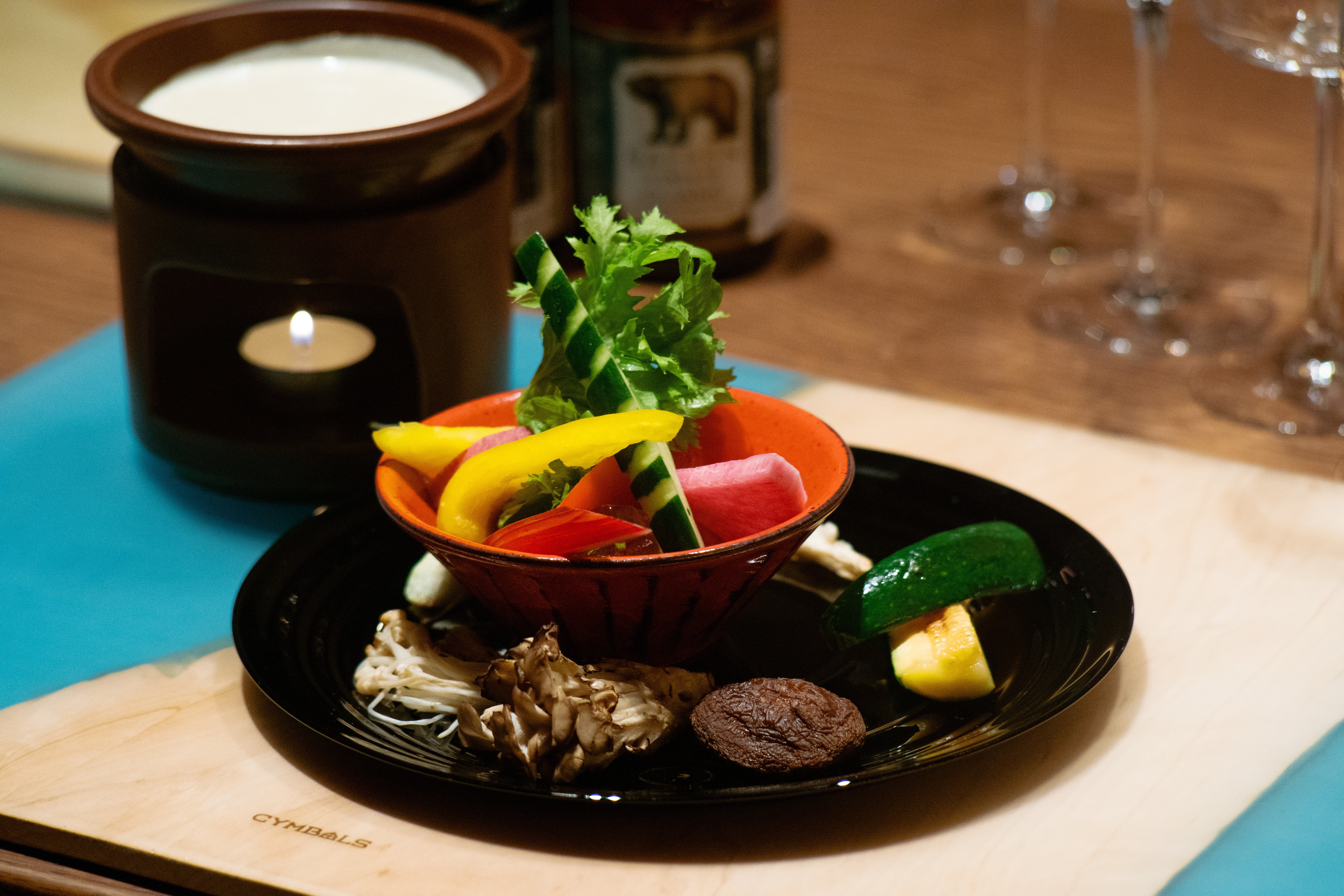 テーブルに並ぶのは、地元の恵みを生かしたシェフ渾身のコース料理