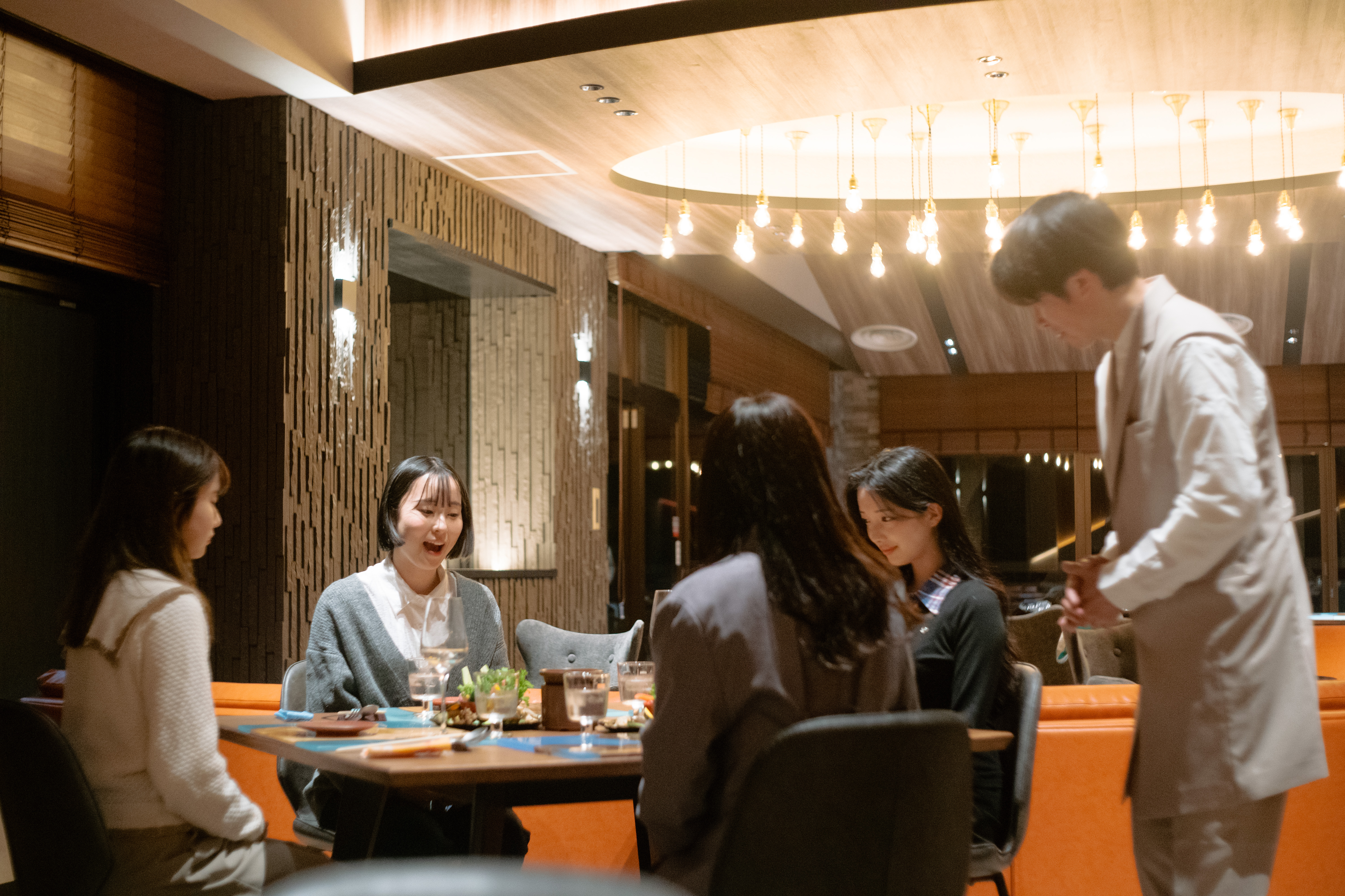 テーブルに並ぶのは、地元の恵みを生かしたシェフ渾身のコース料理