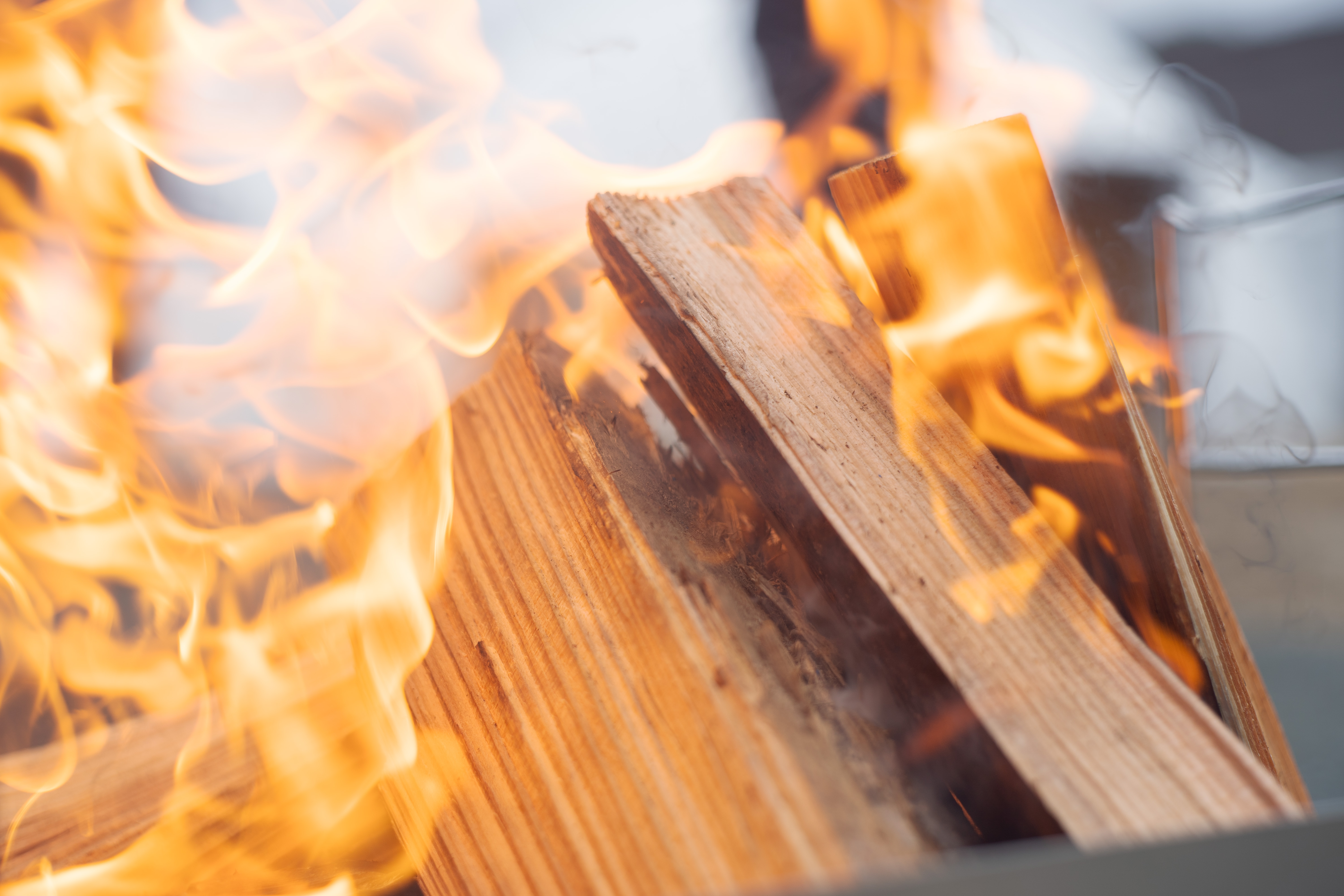 斧を使って薪割り。火を起こす達成感が味わえます。