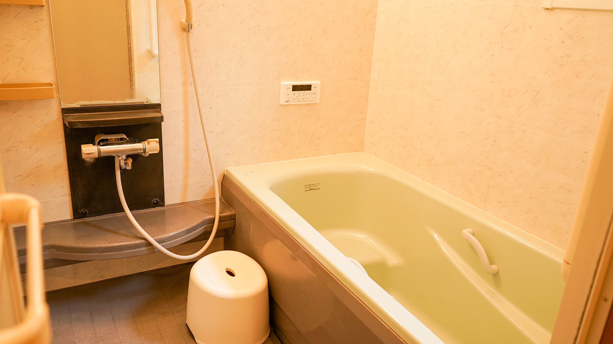 ・【共用バスルーム/女性専用】広々浴槽で、手足を伸ばしてゆっくりとお寛ぎください