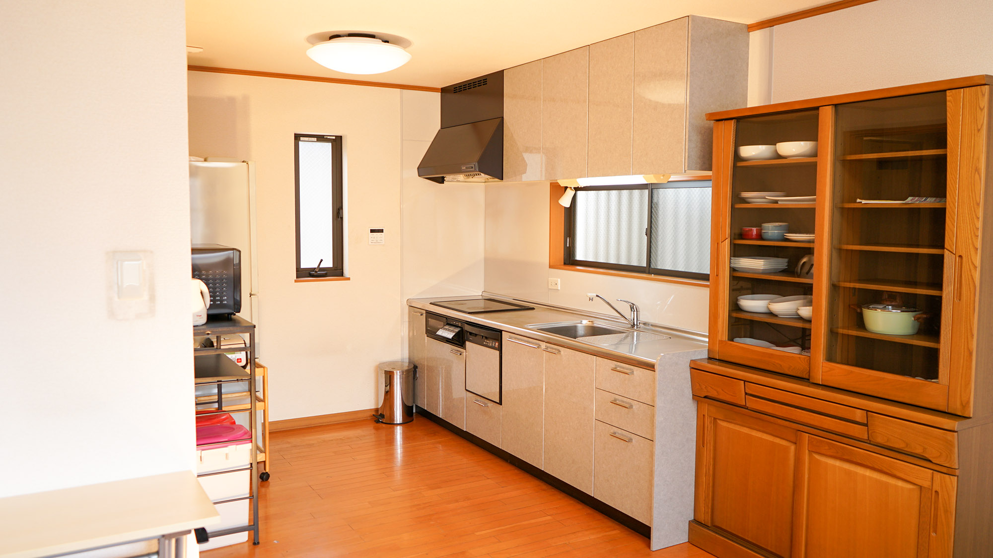 ・【共用キッチン】食器も完備した広々キッチン。暮らすように滞在し、自炊も可能です