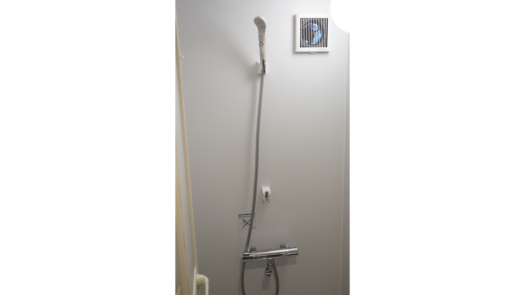 ・【共用シャワールーム/男性専用】シャワールームを完備。快適にご利用いただけます