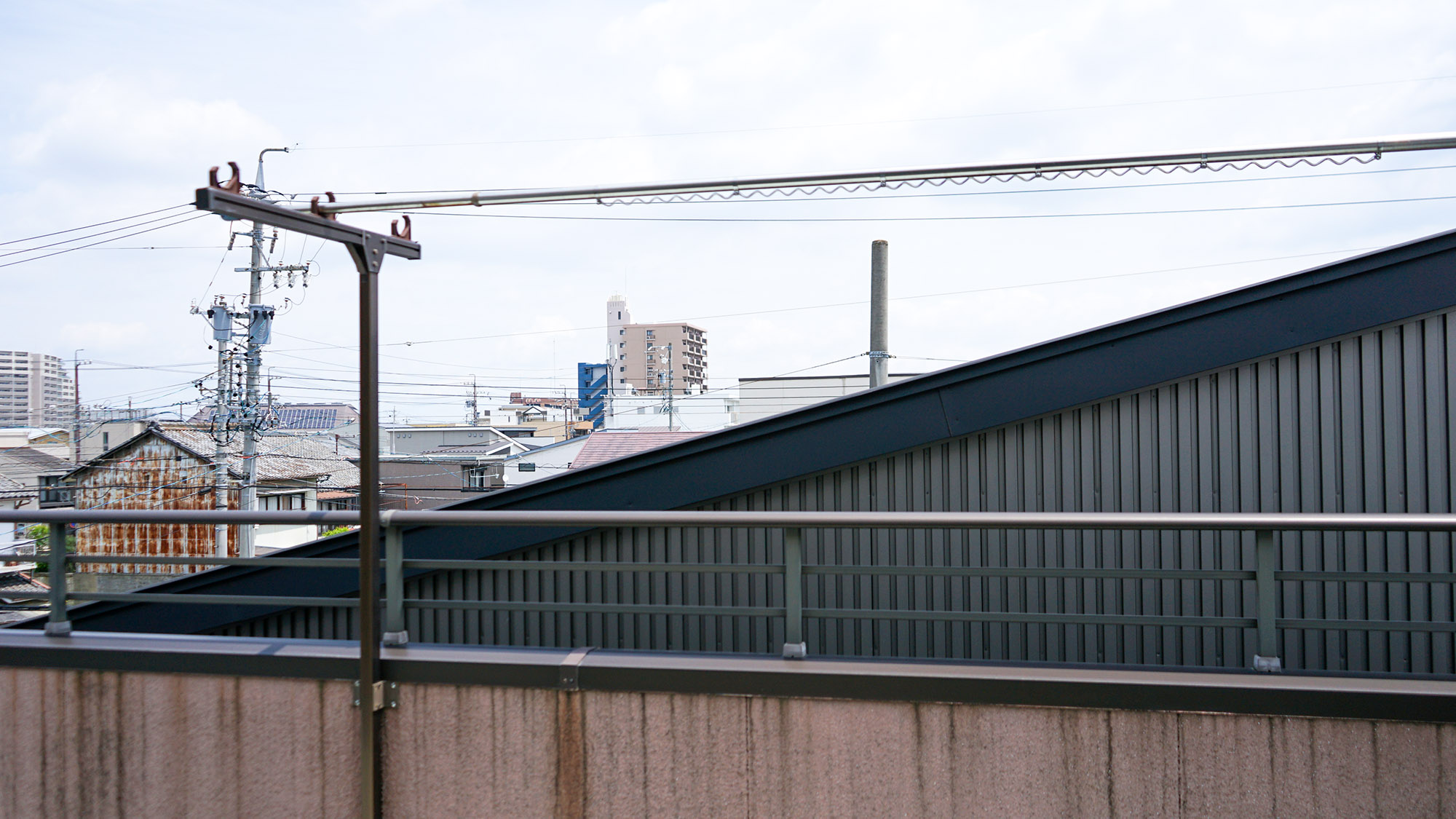 ・【共用バルコニー/男性部屋直結】バルコニーでは洗濯物を干すことも可能。長期滞在の際に便利です