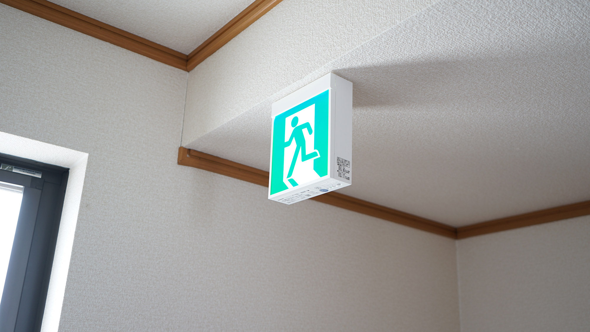 ・【非常口】お客様の安全を考慮し、非常口を完備しております