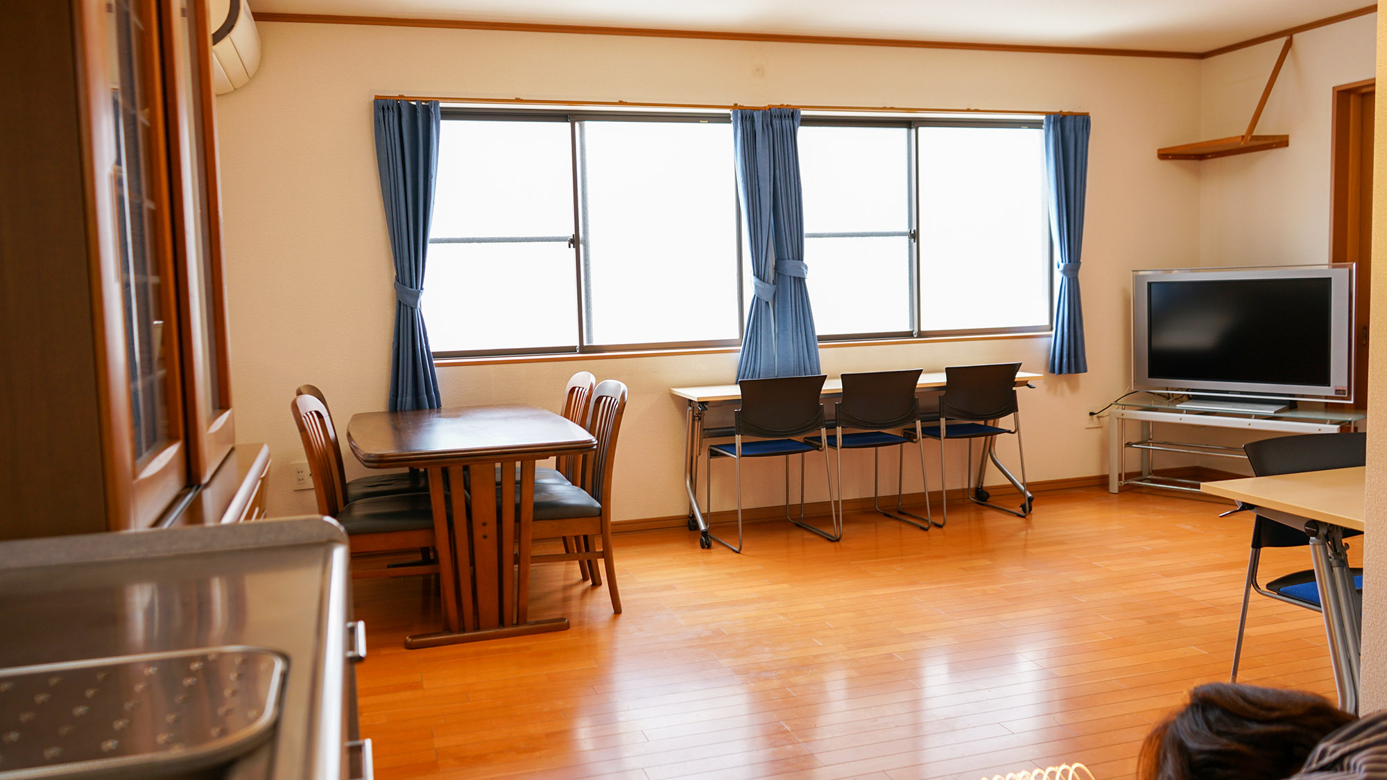 ・【共用リビング】テレビとダイニングテーブルを完備。ゆったりとお過ごしいただけます