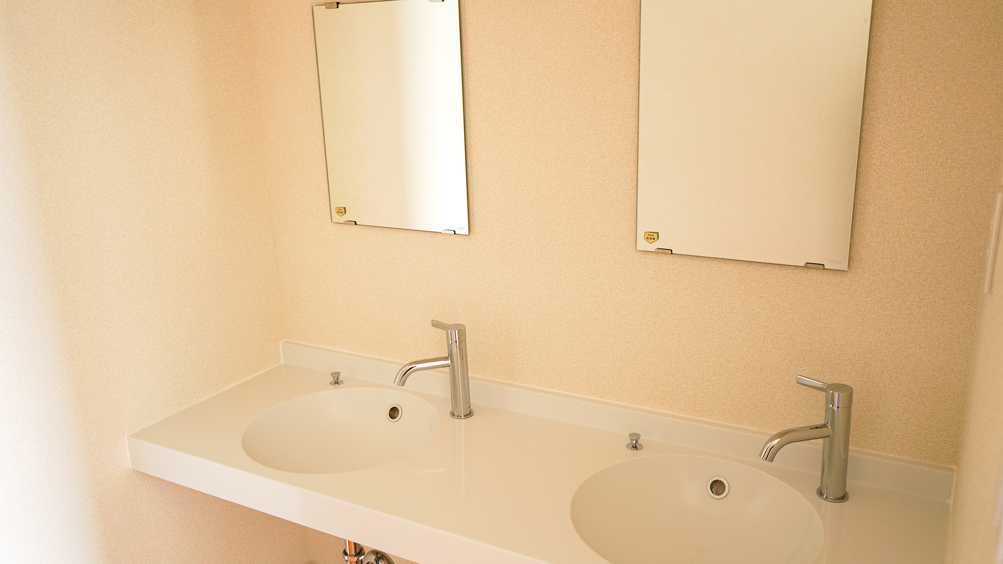 ・【共用洗面台/男性専用】2人同時に使用できる洗面台を完備。順番を待つことなく朝の支度が可能です