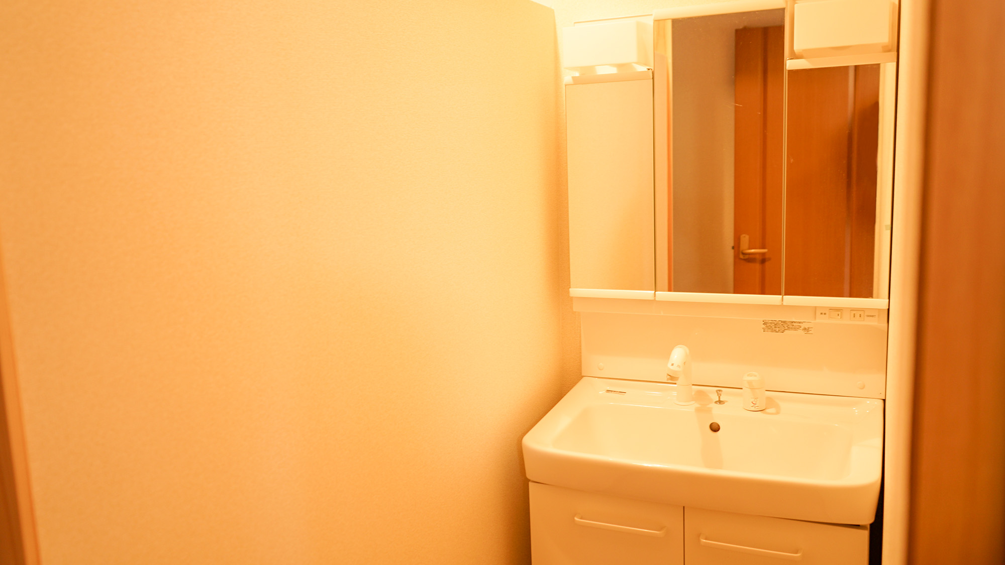 ・【共用洗面台/女性専用】三面鏡の洗面台を完備。朝の身支度も快適にできます