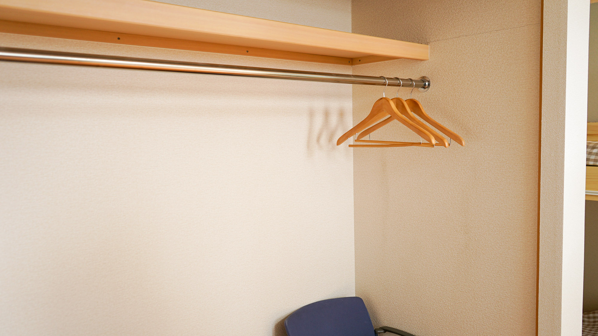 ・【共用クローゼット】洋服をかけられるハンガーを完備。譲り合ってご利用ください