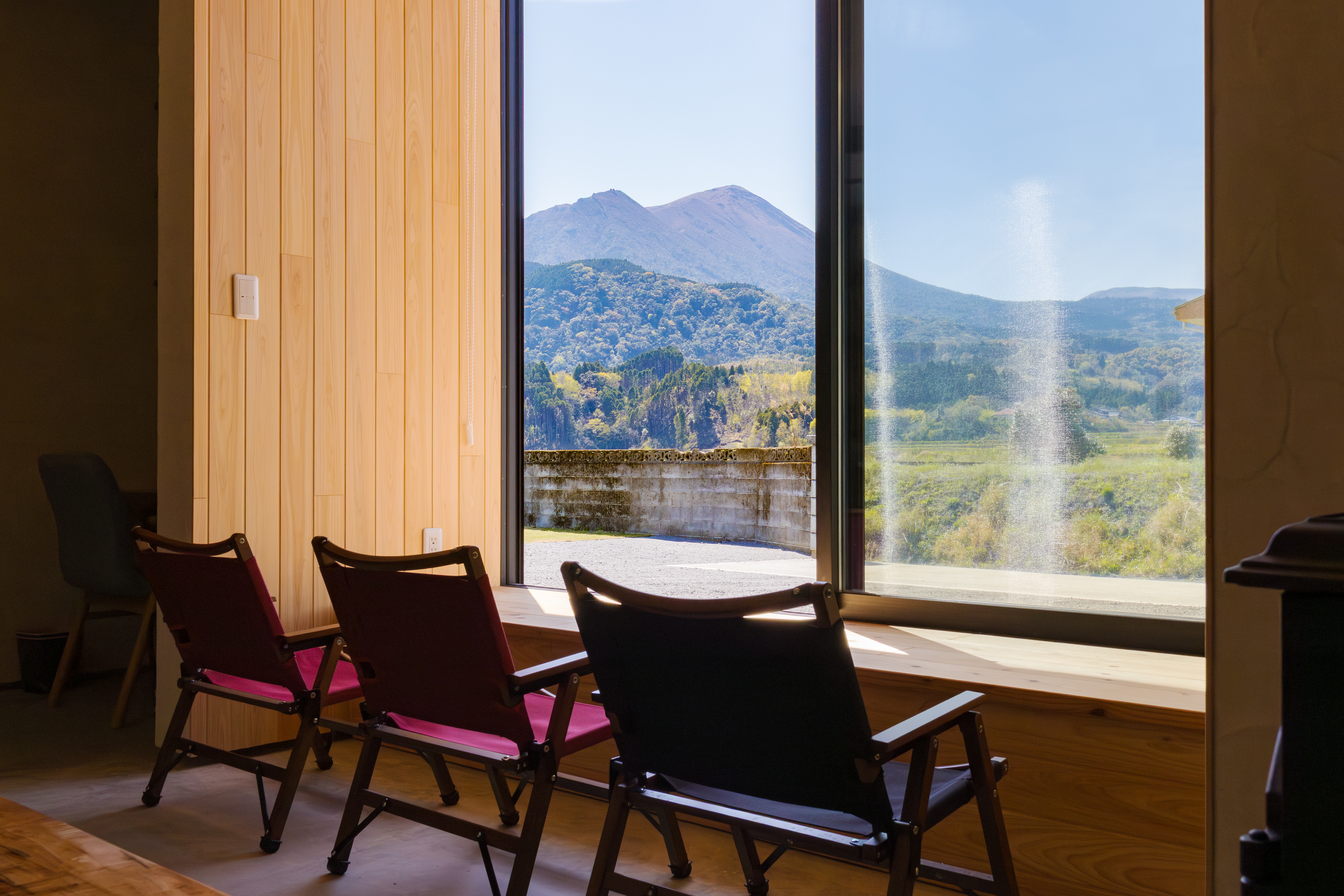 窓一面に広がる高千穂峰ビューでティータイム