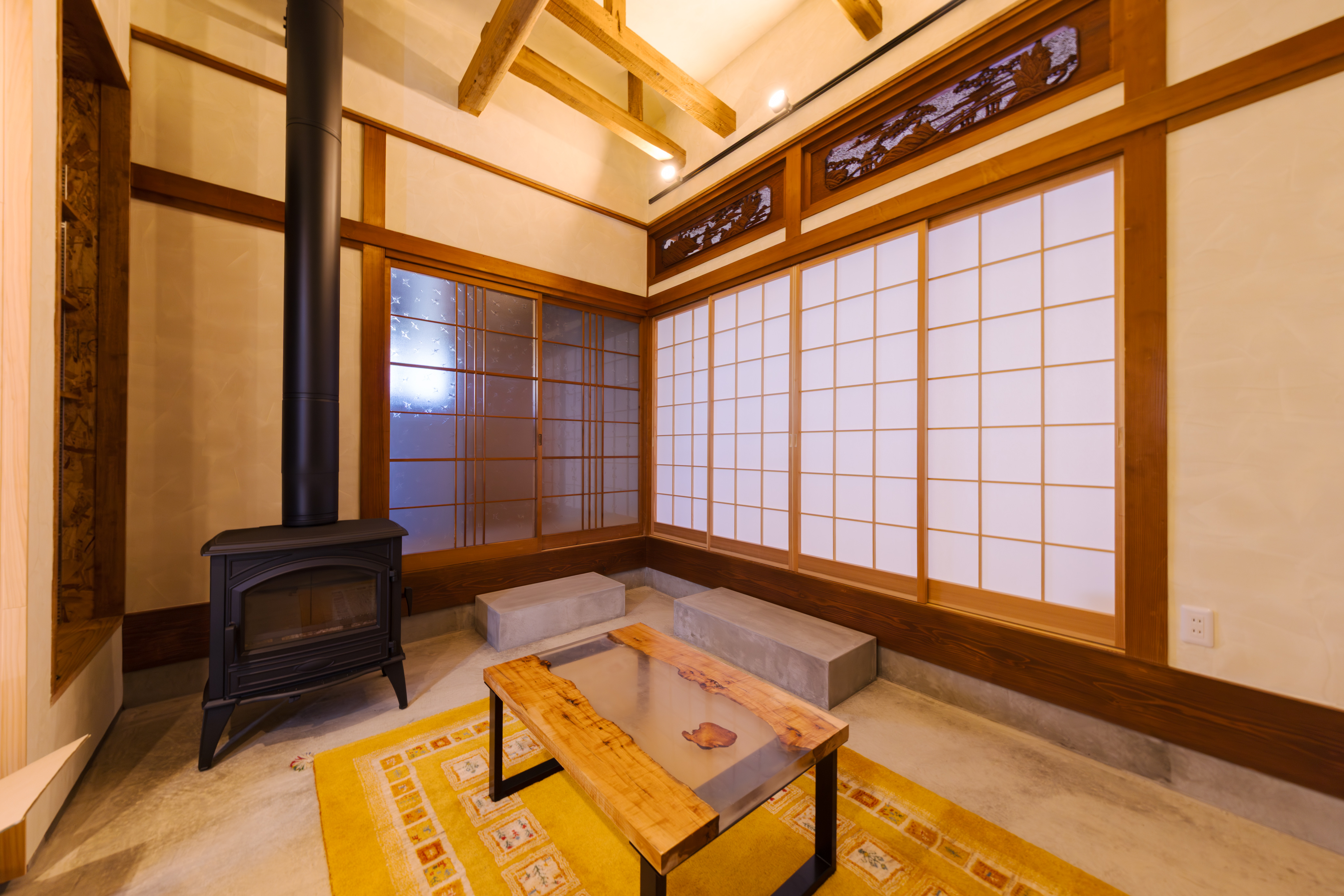 薪ストーブと障子が温める土間リビング