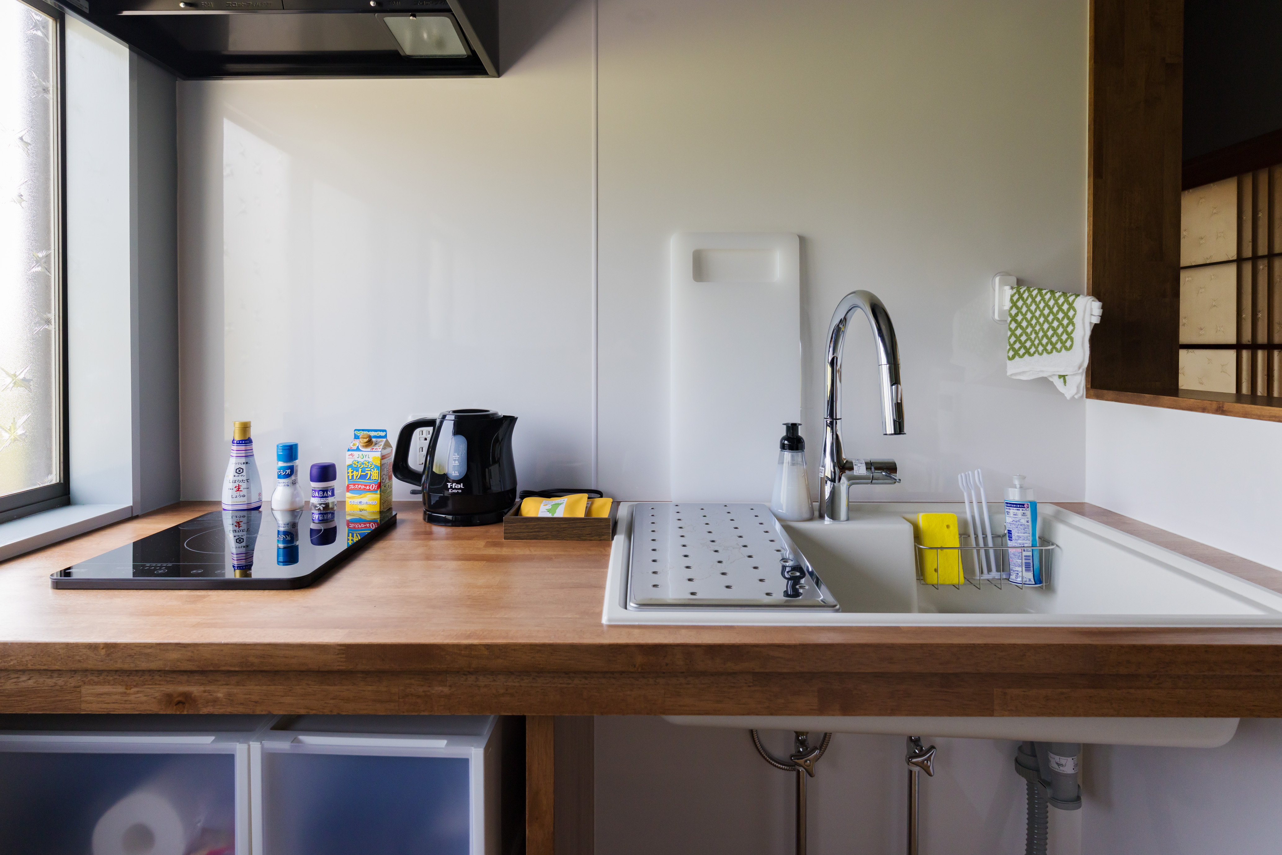 IHコンロ・炊飯器・電気ケトル・洗剤完備のシンプルキッチン