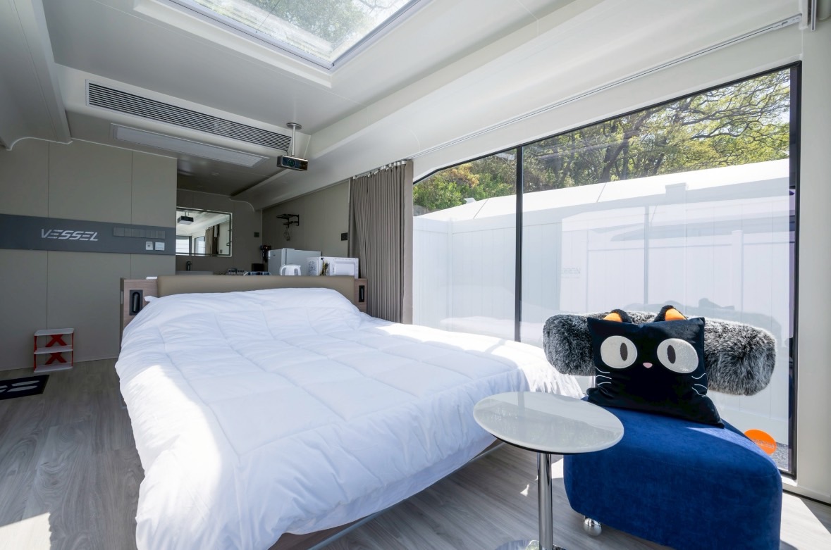 室内の写真です。キングベッド1台