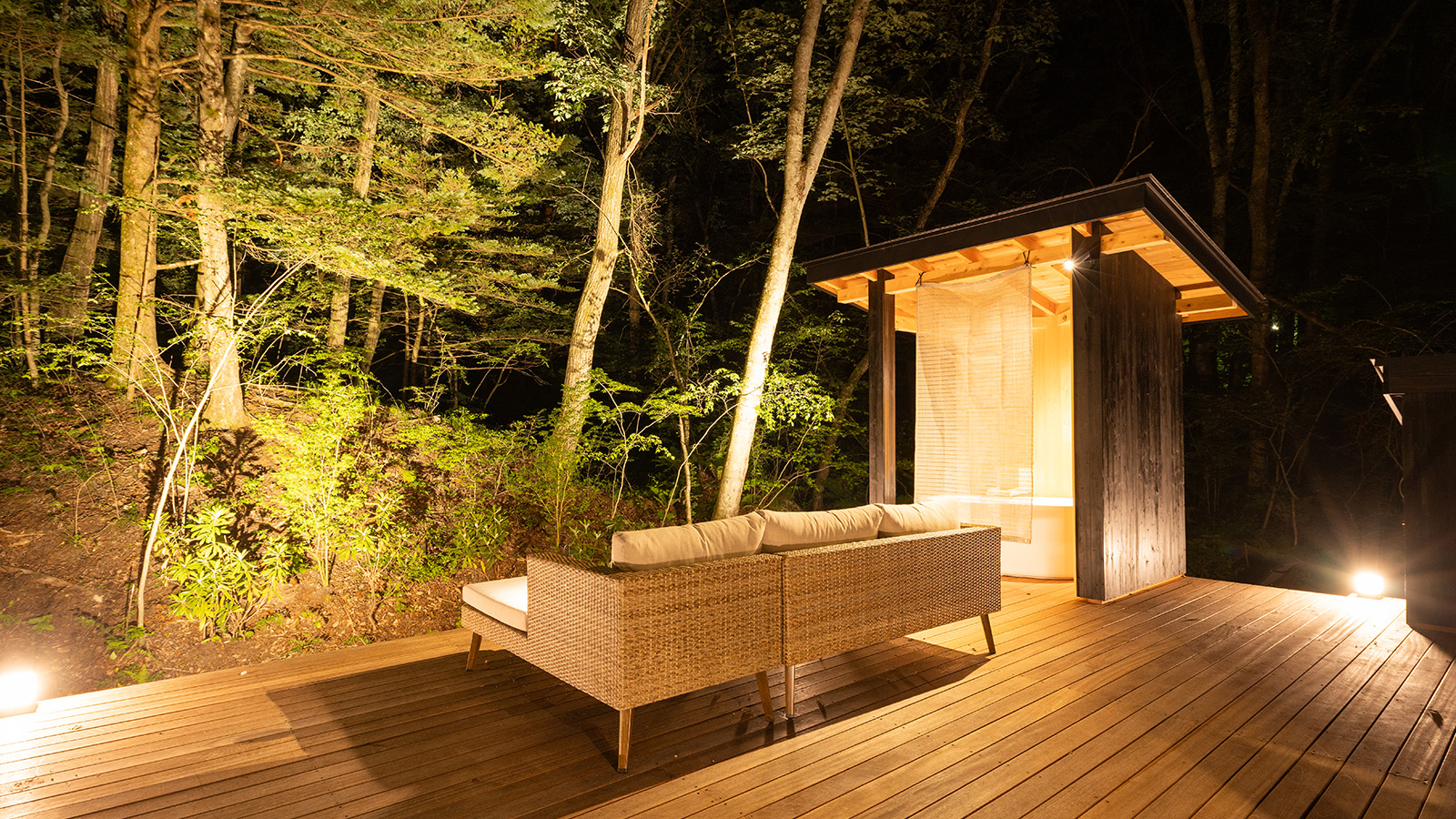 広々テラス（夜）