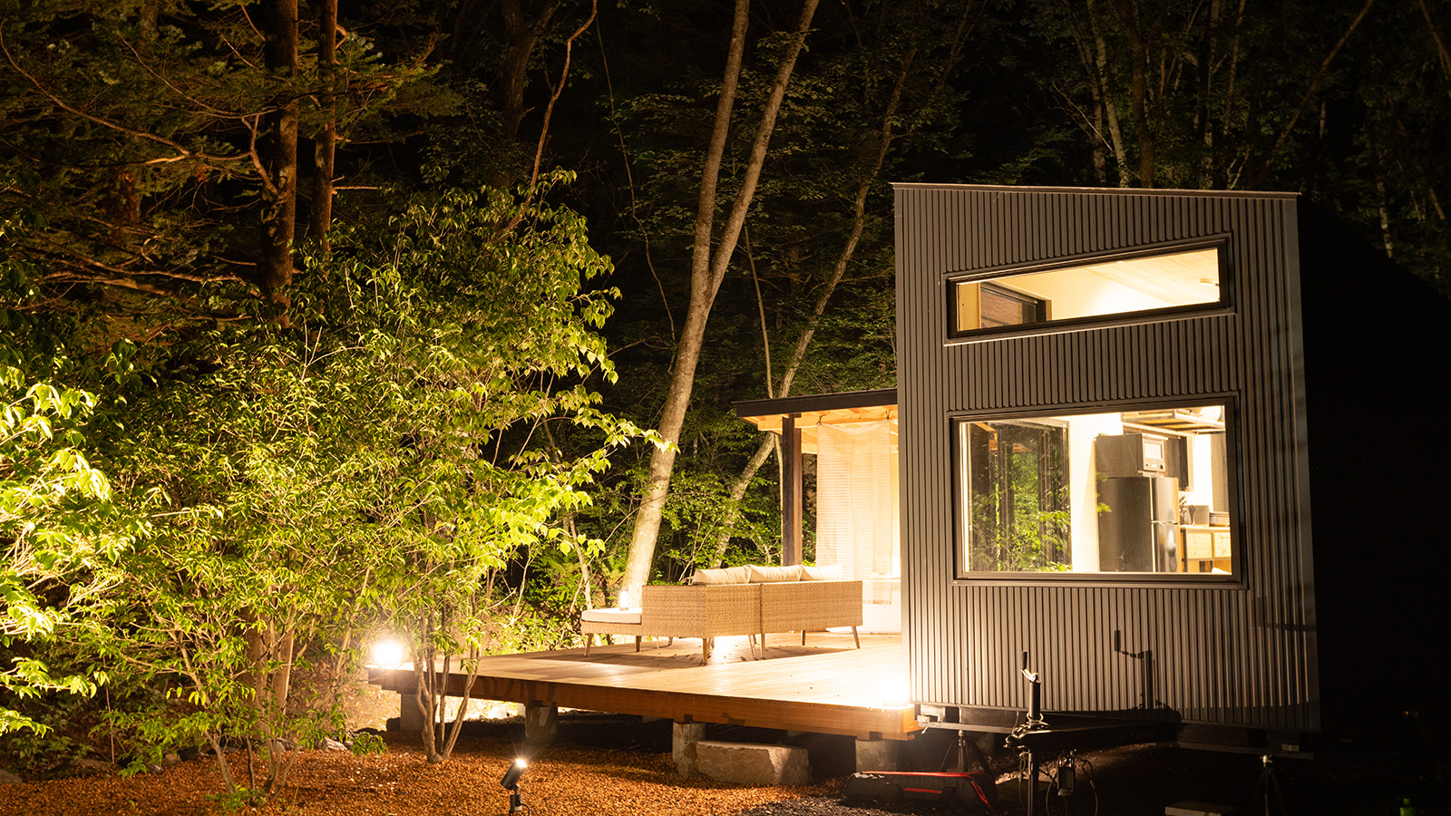 施設外観（夜）