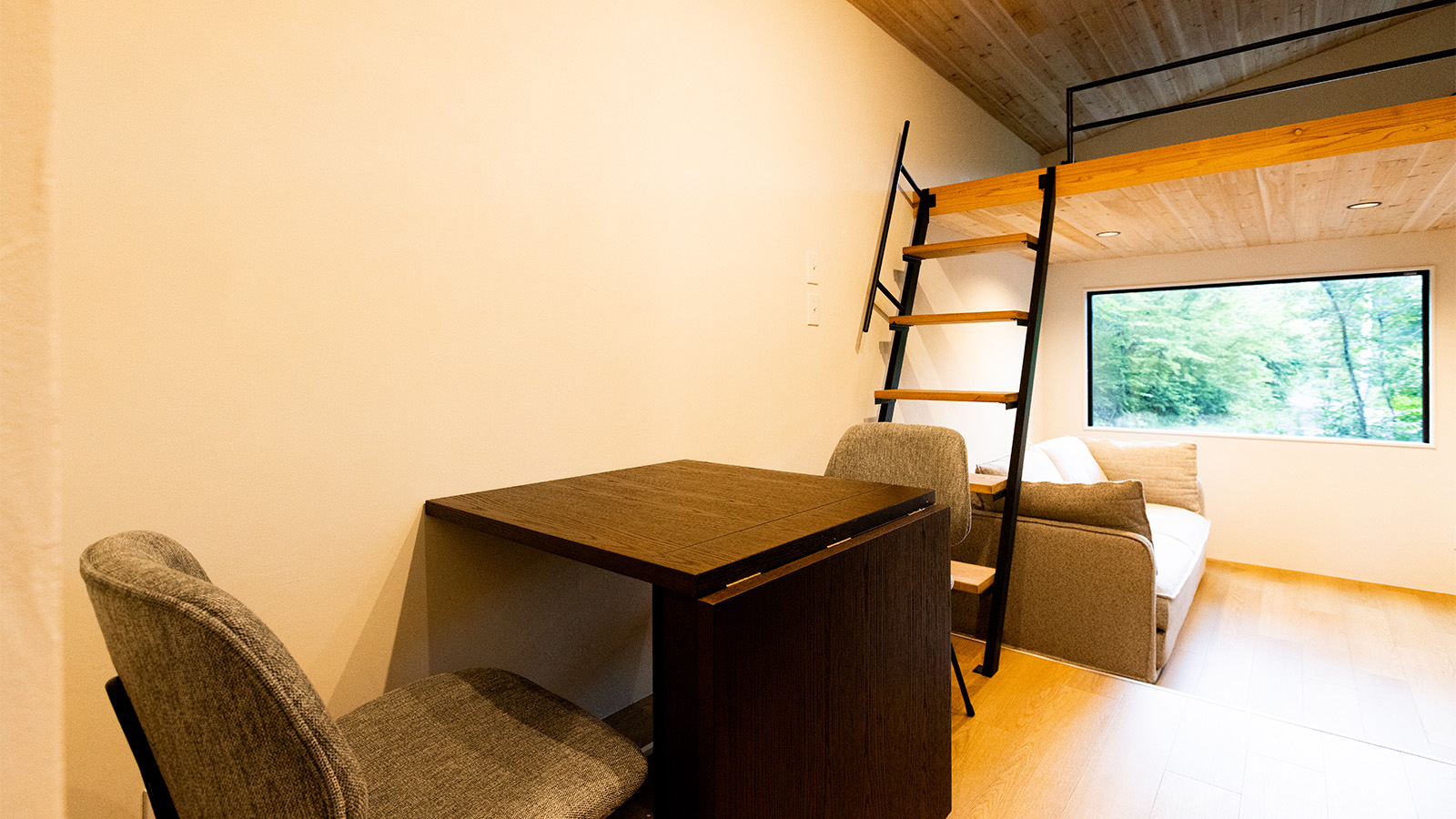 窓が多く眺望を楽しむことができるリビング