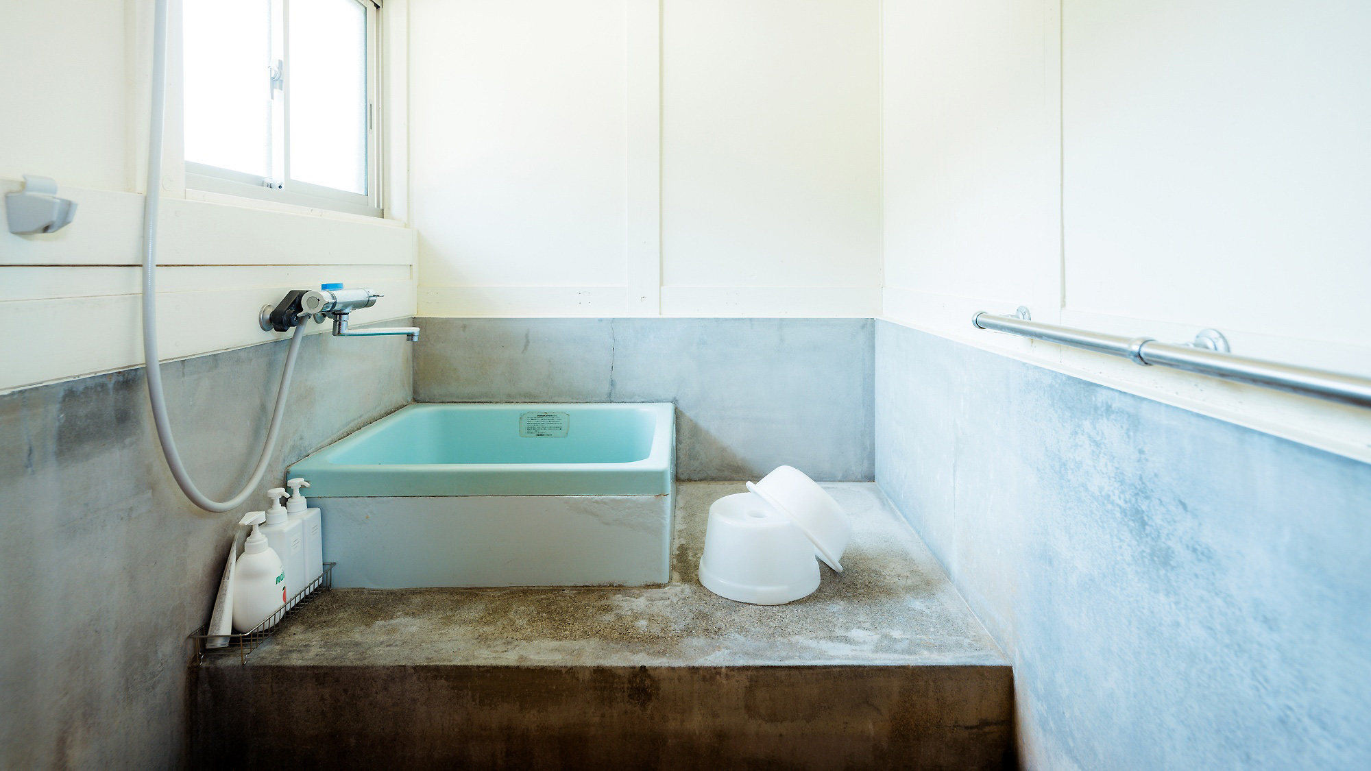 ・【バスルーム】どこか懐かしいレトロな雰囲気。ゆったりとおくつろぎください