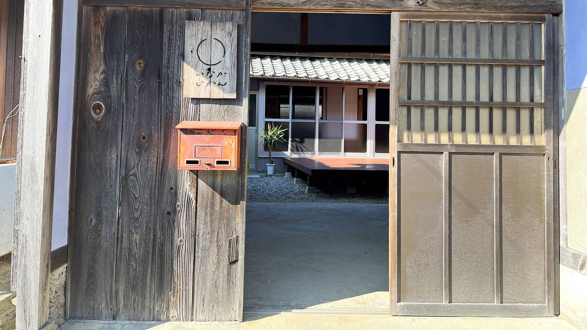 ・【入口】中に入ると、まるで隠れ家のような静けさ。ゆったりと流れる時間をお過ごしください