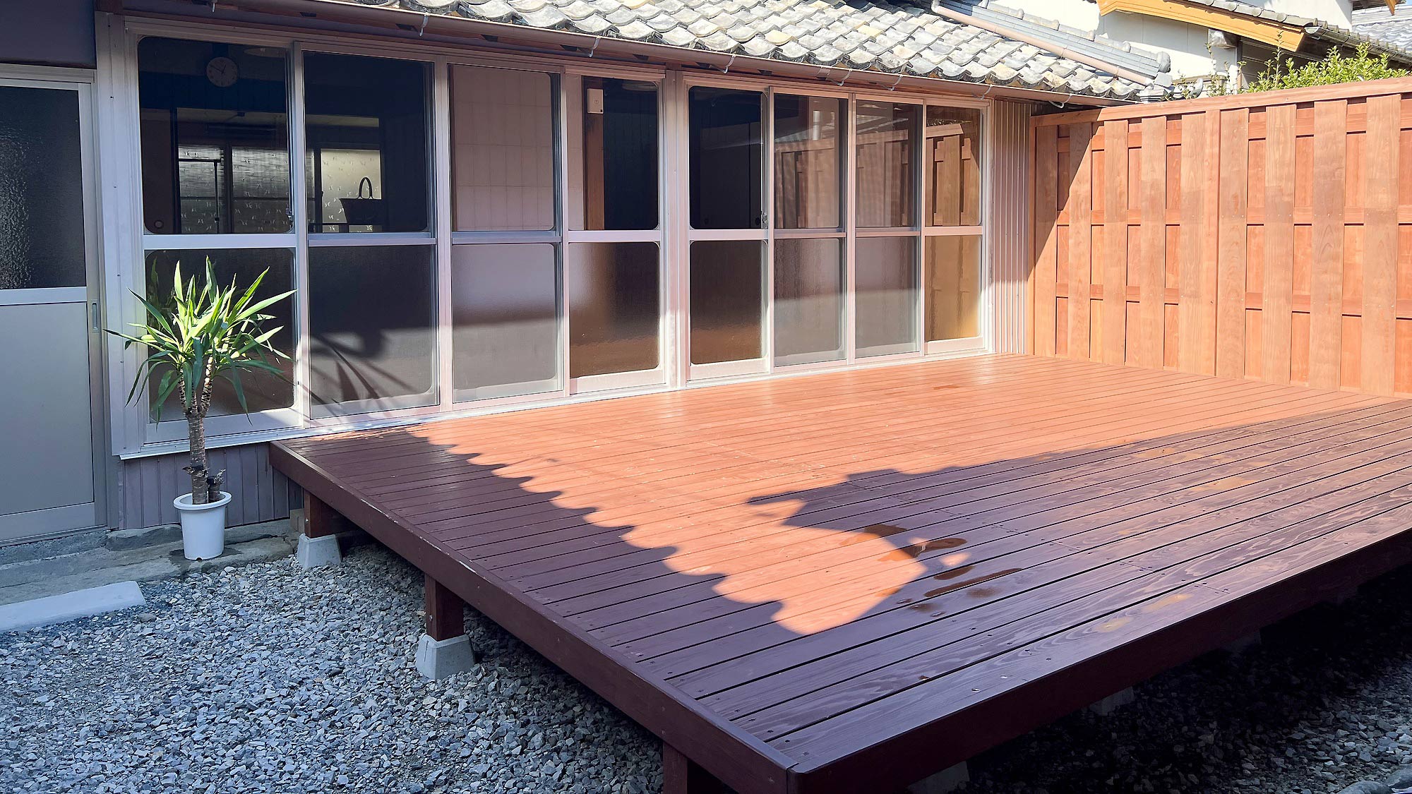 ・【デッキ】光と風が心地よい空間。心穏やかにのんびりお過ごしいただけます