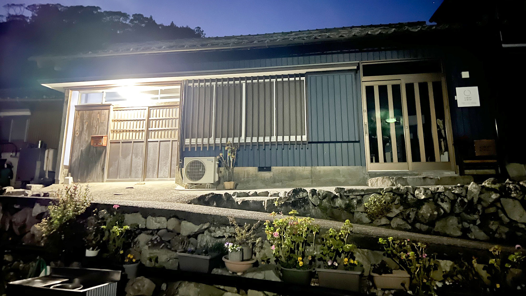 ・【外観】夜間は昼間とは一変した雰囲気。心に残る夜をお過ごしください