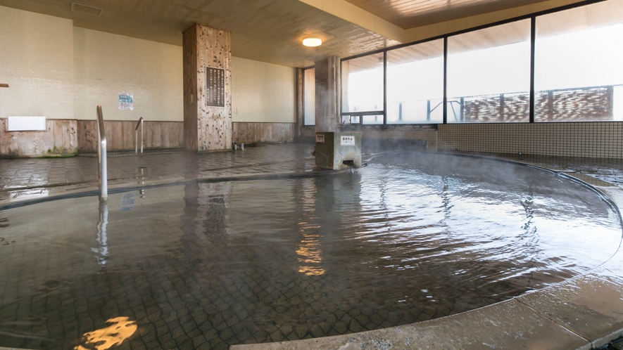【大浴場・別館２階】　『茂吉の湯』はひょうたん型のレトロな風合い。露天風呂からは夕陽が楽しめます