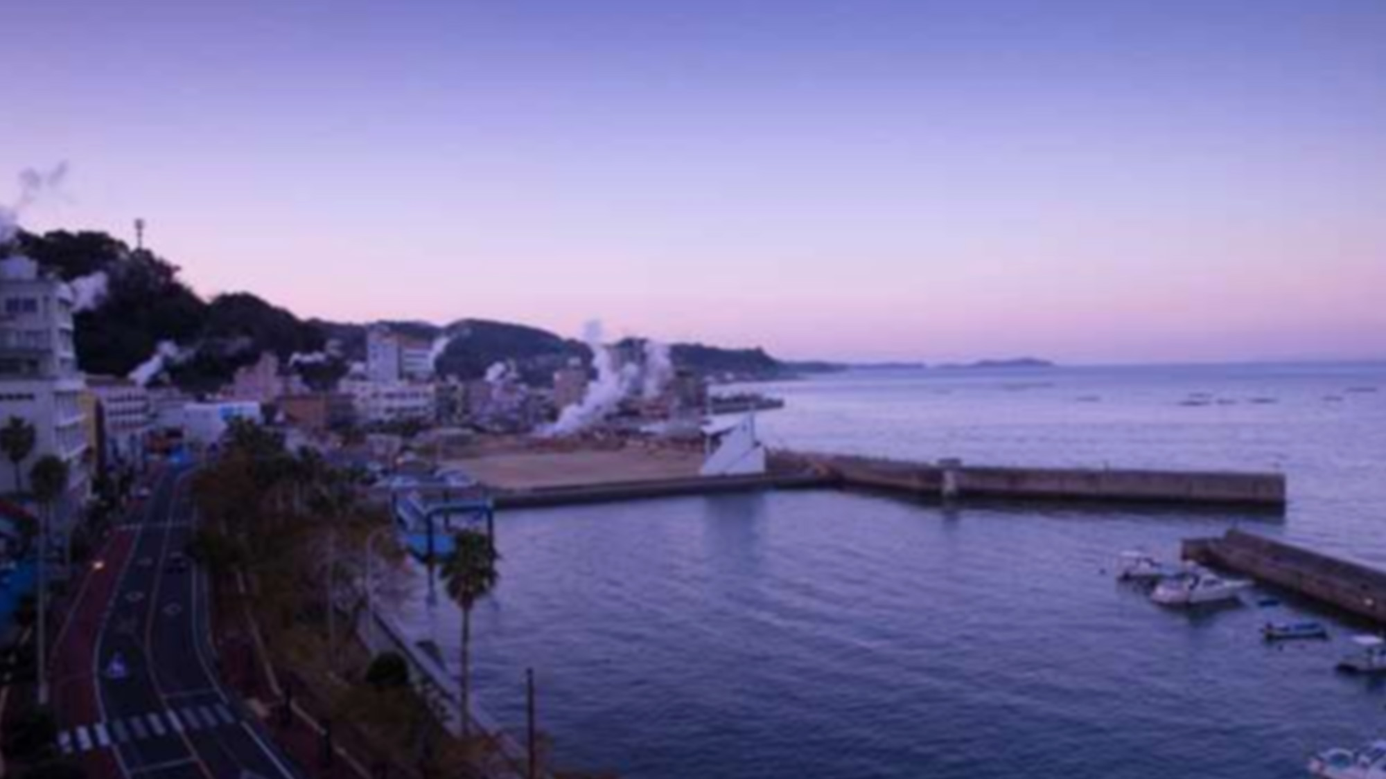 湯煙り揺れる温泉街と橘湾。心癒される風景