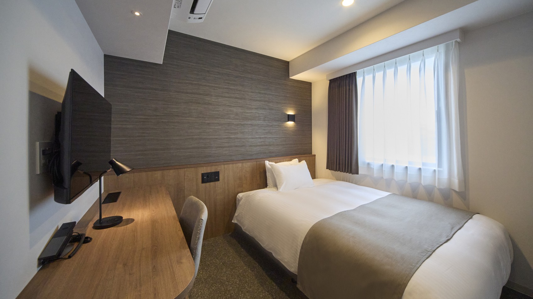 ◇禁煙◇ダブルルーム｜13㎡｜シモンズ製ベッド幅140㎝