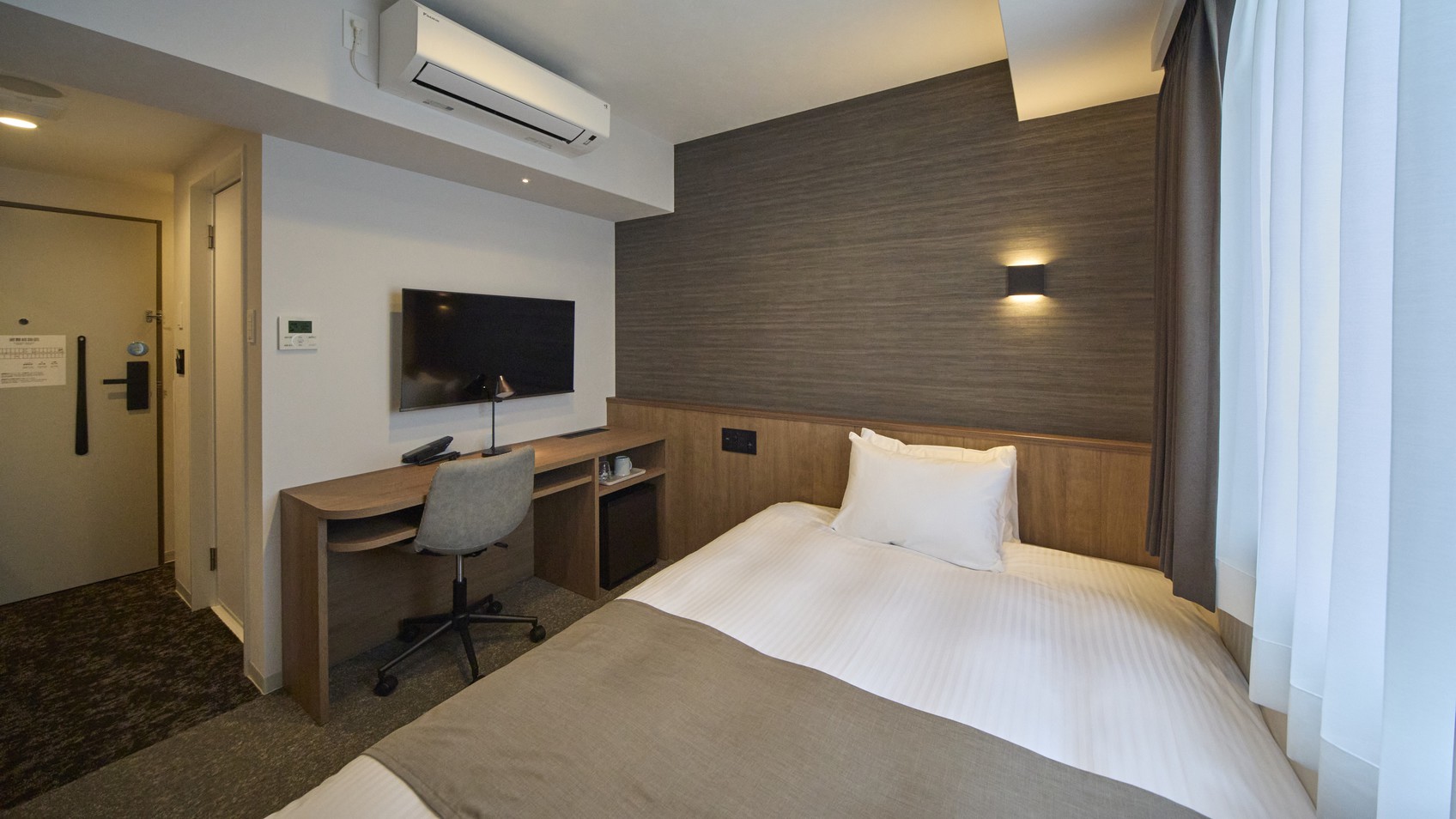 ◇禁煙◇ダブルルーム｜13㎡｜シモンズ製ベッド幅140㎝