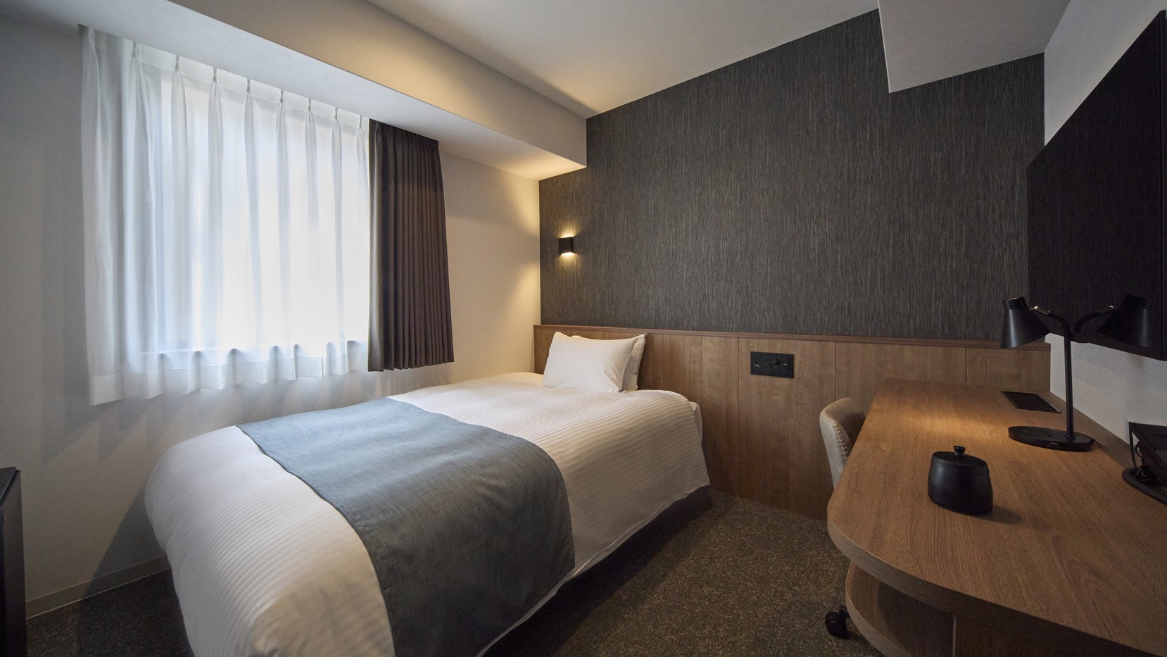 ◇喫煙◇セミダブルルーム｜13㎡｜シモンズ製ベッド幅120㎝