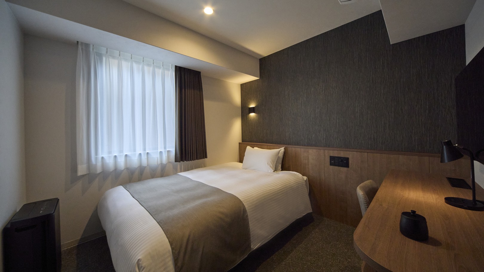 ◇喫煙◇ダブルルーム｜13㎡｜シモンズ製ベッド幅140㎝