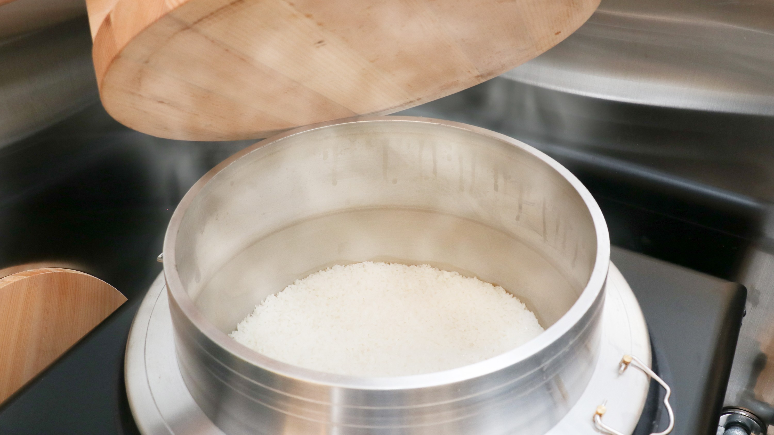 お客様の目の前で炊き上げる羽釜ご飯