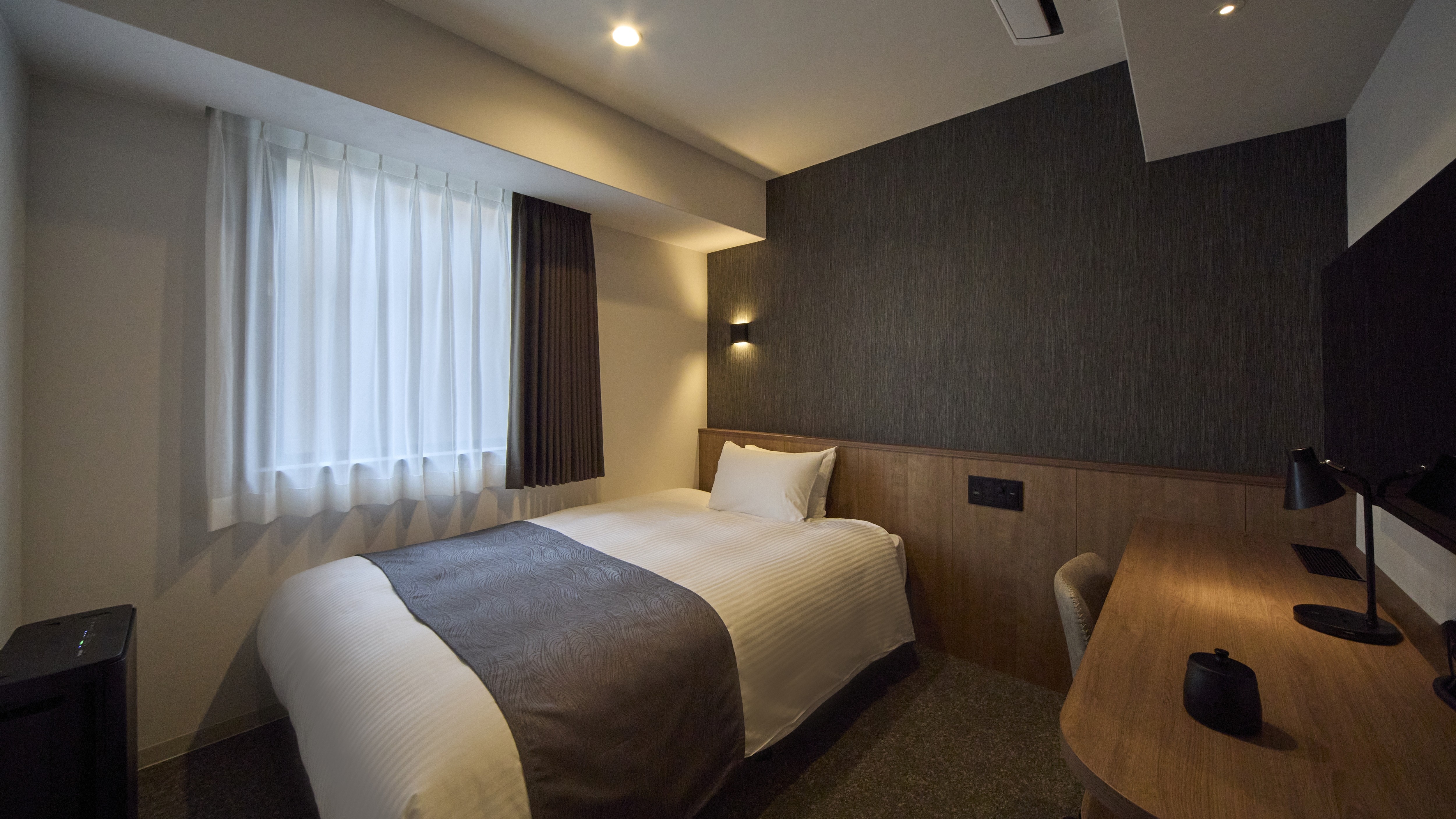 ◇喫煙◇ダブルルーム｜13㎡｜シモンズ製ベッド幅140㎝