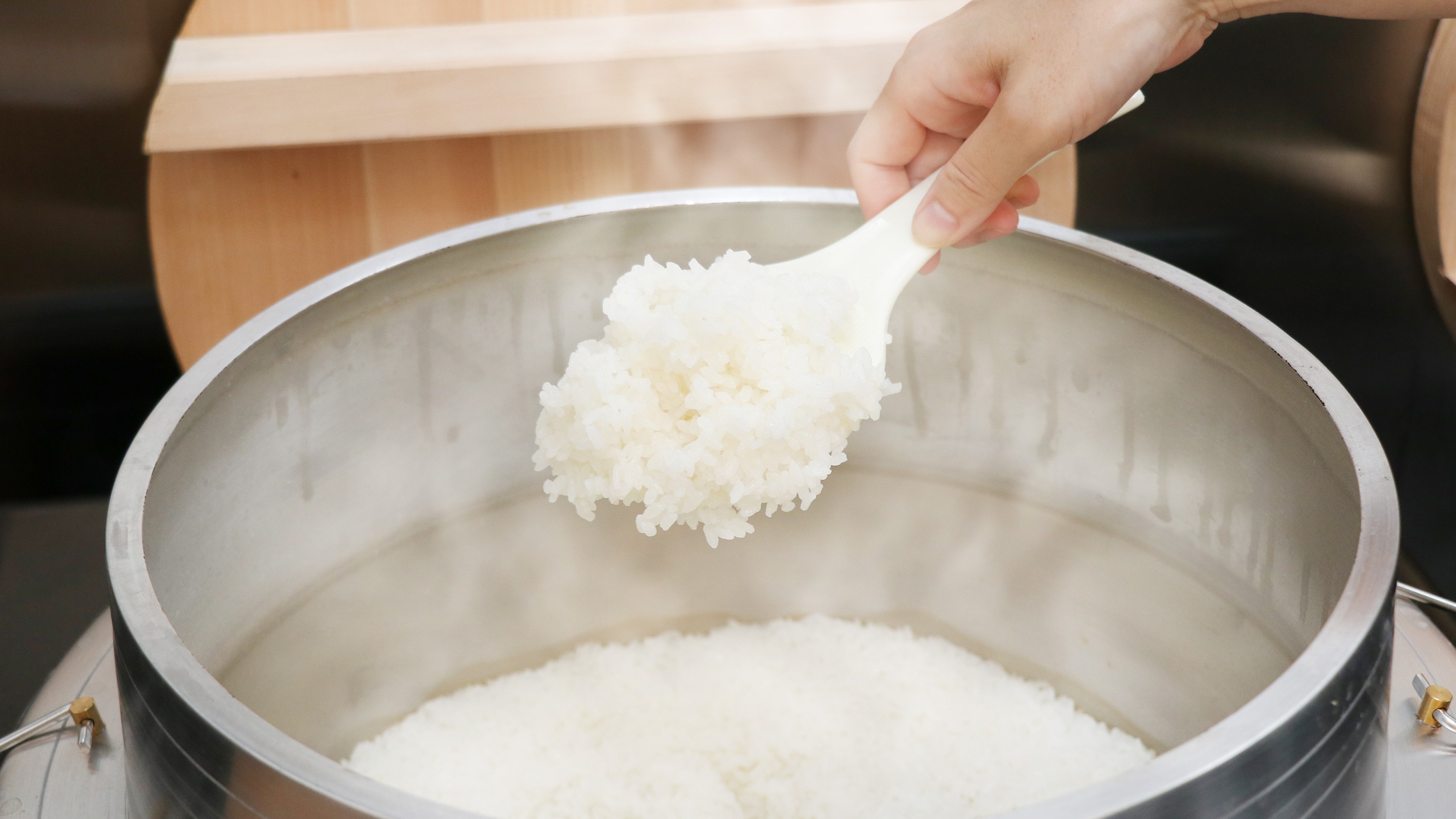 お客様の目の前で炊き上げる羽釜ご飯
