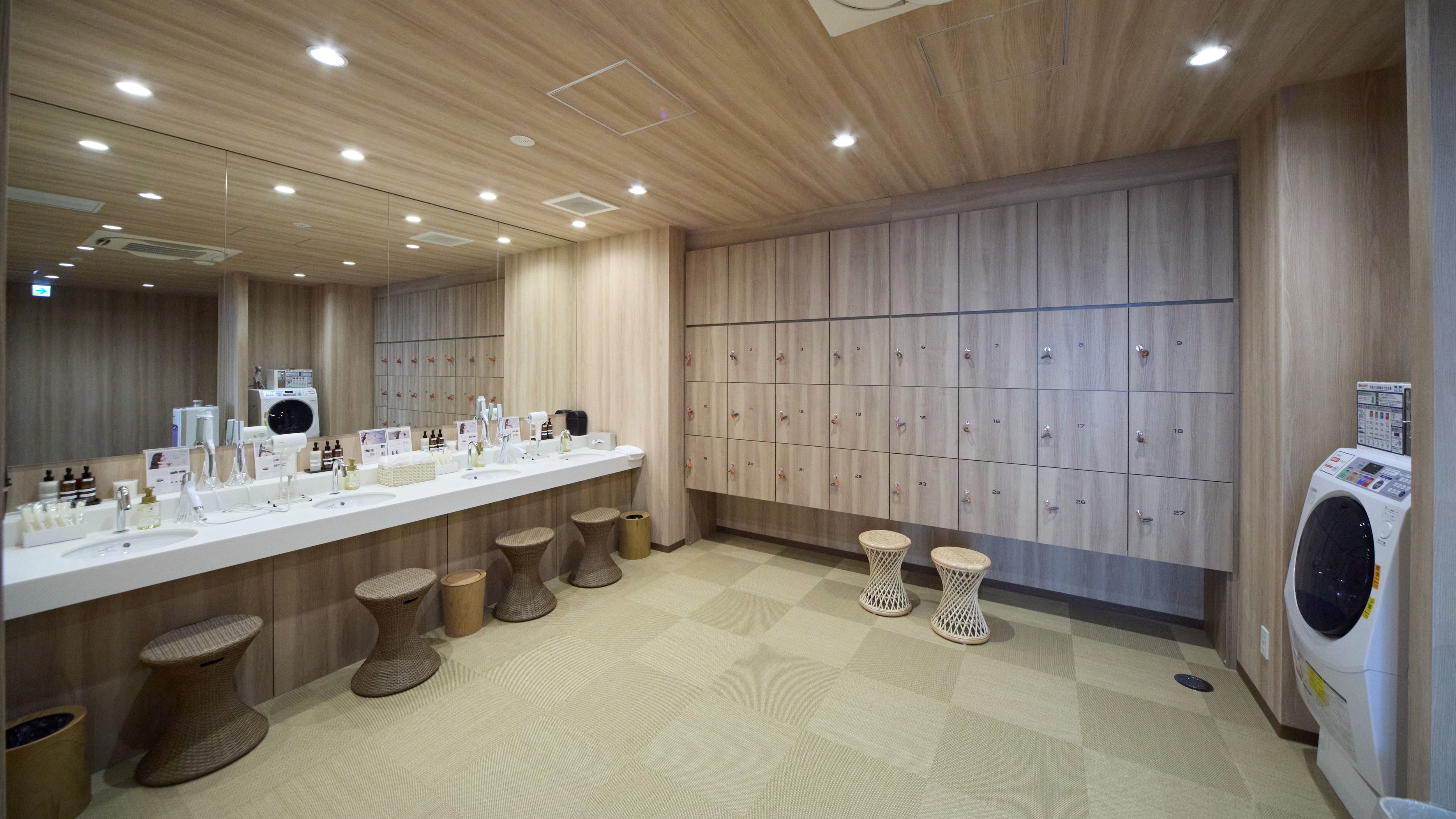 女性脱衣室にはドラム式洗濯乾燥機設置