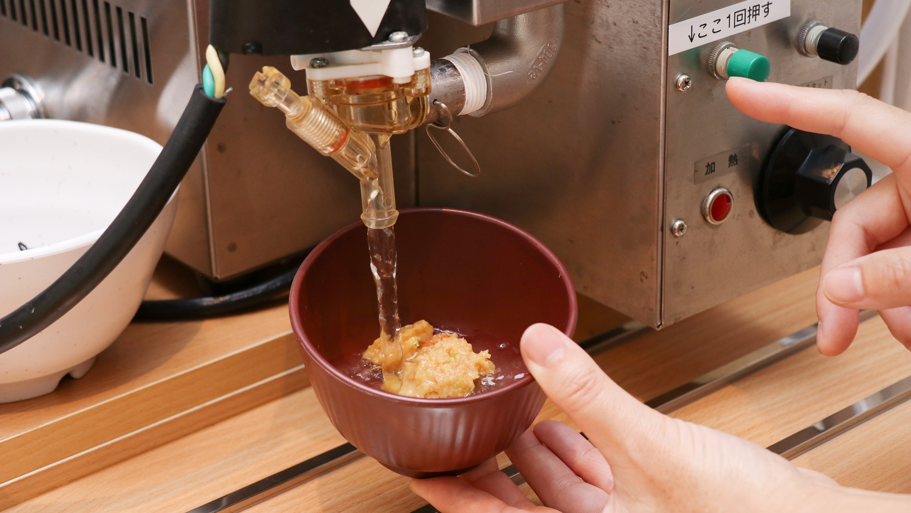 だしマシーンで抽出した香り豊かなだしで作るお味噌汁