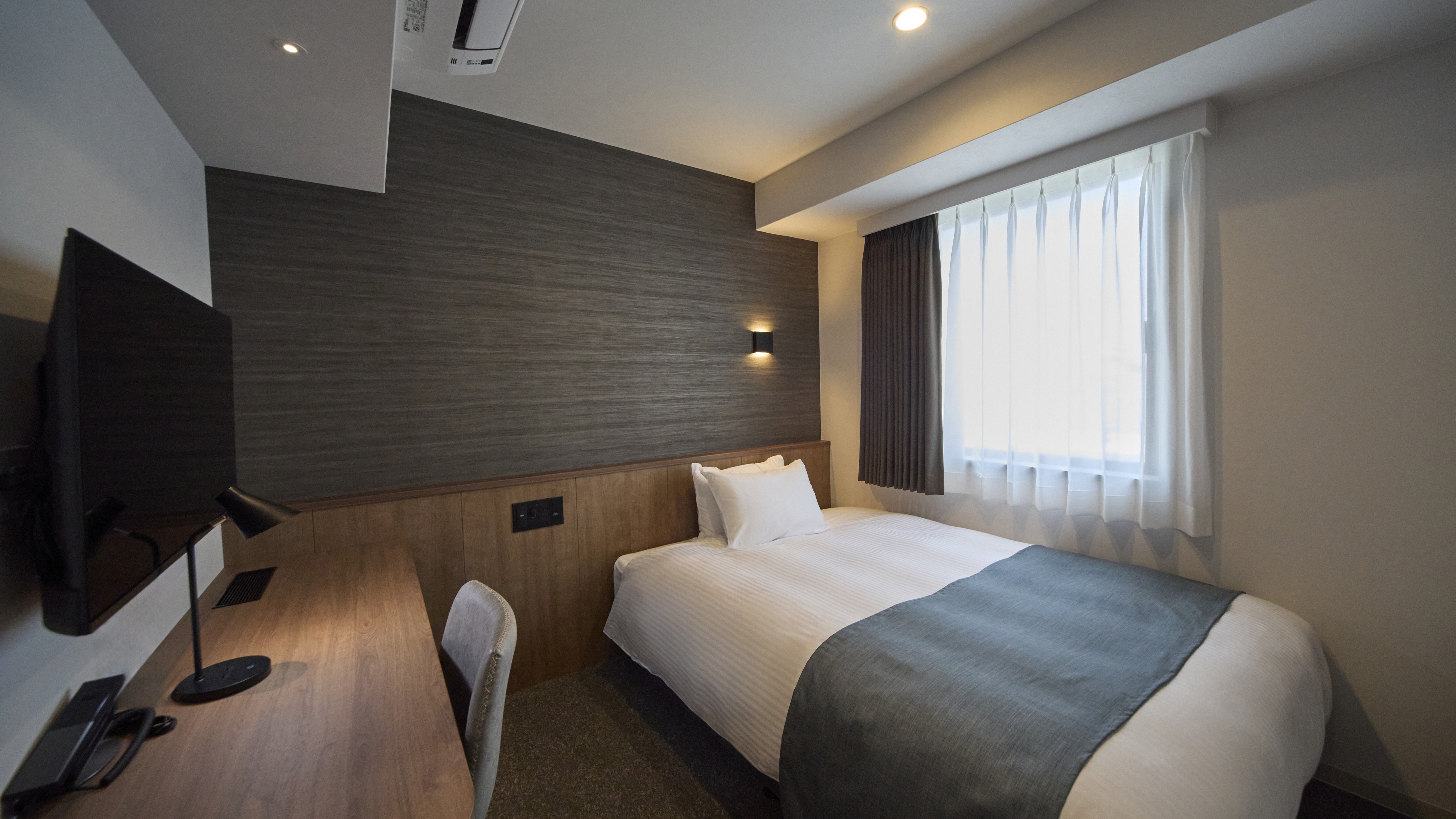 ◇禁煙◇セミダブルルーム｜13㎡｜シモンズ製ベッド幅120㎝