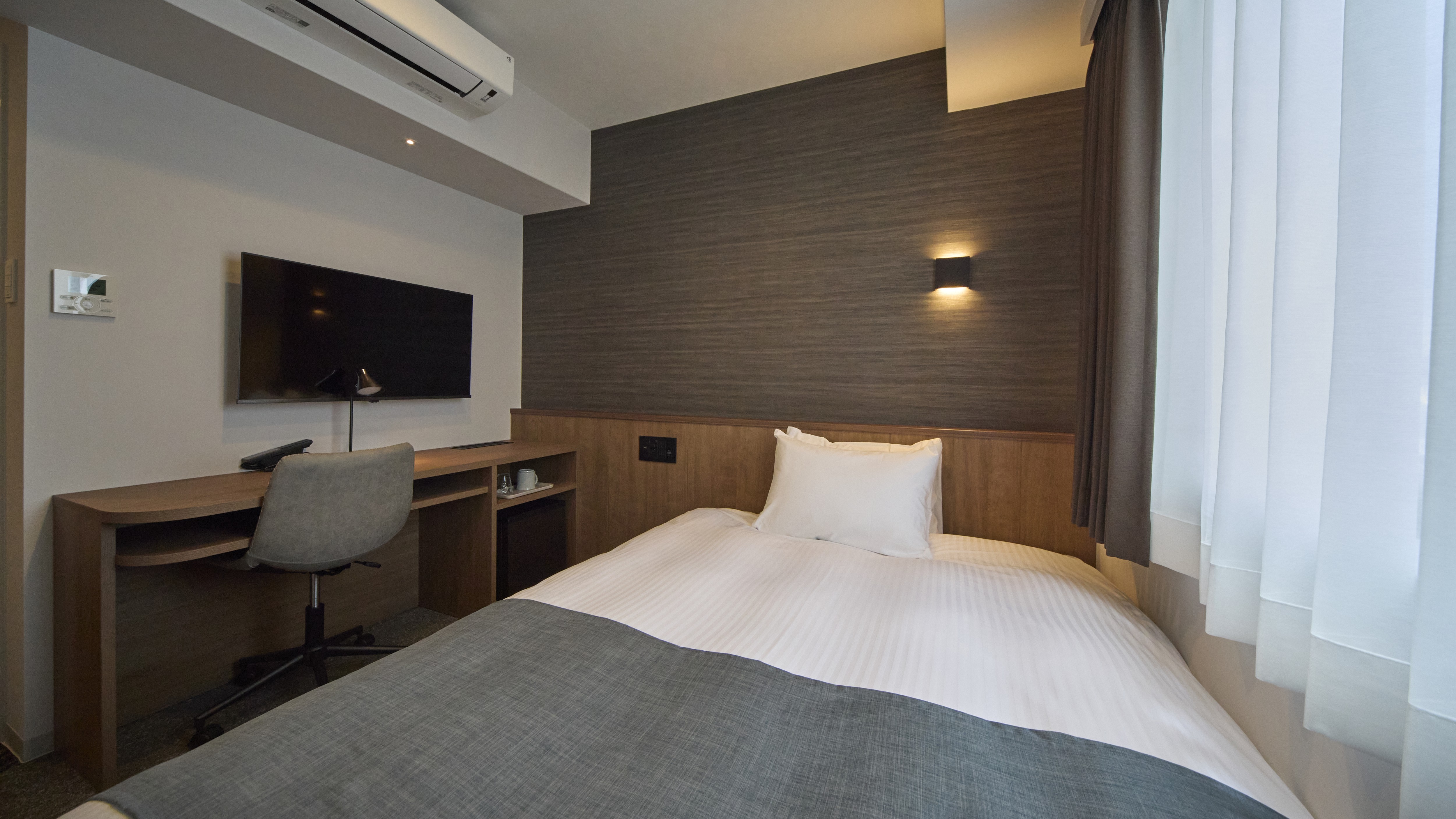 ◇禁煙◇セミダブルルーム｜13㎡｜シモンズ製ベッド幅120㎝