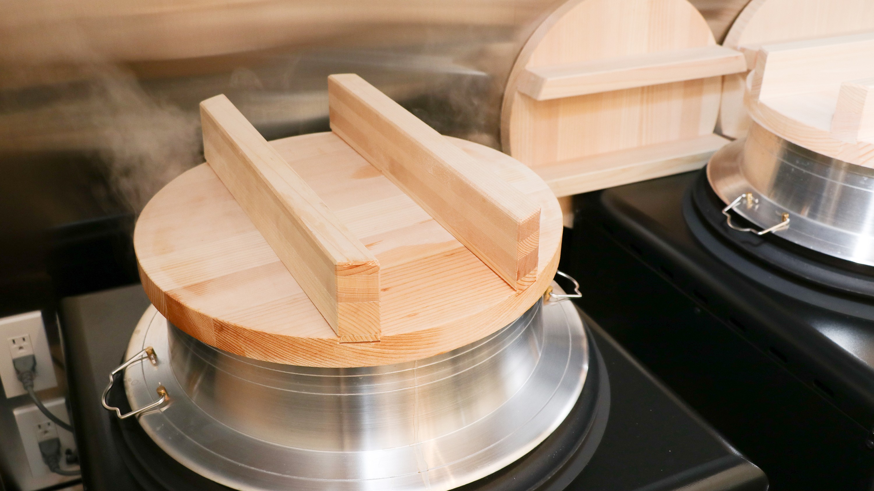 お客様の目の前で炊き上げる羽釜ご飯