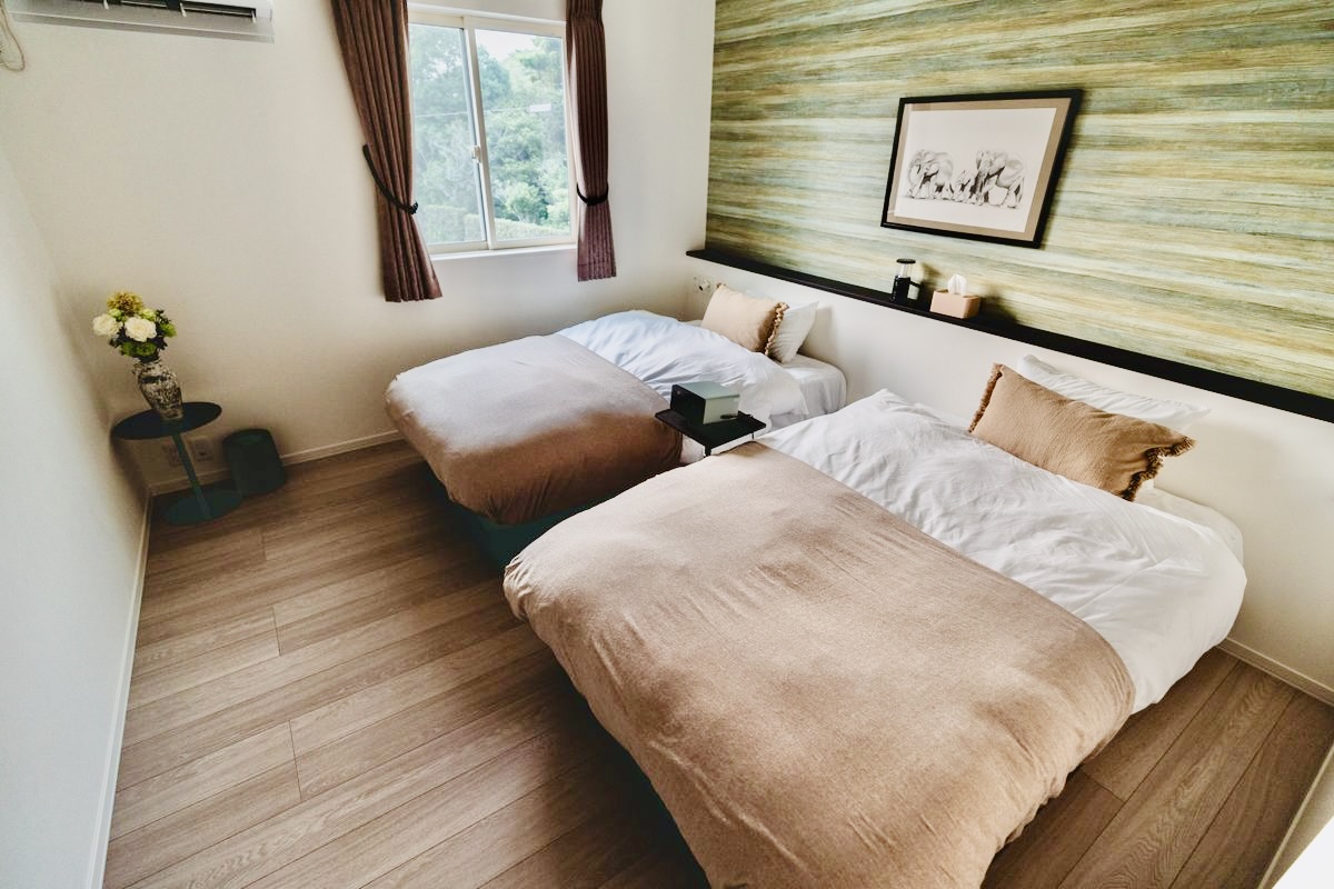 洋室1 セミダブルベッド2台