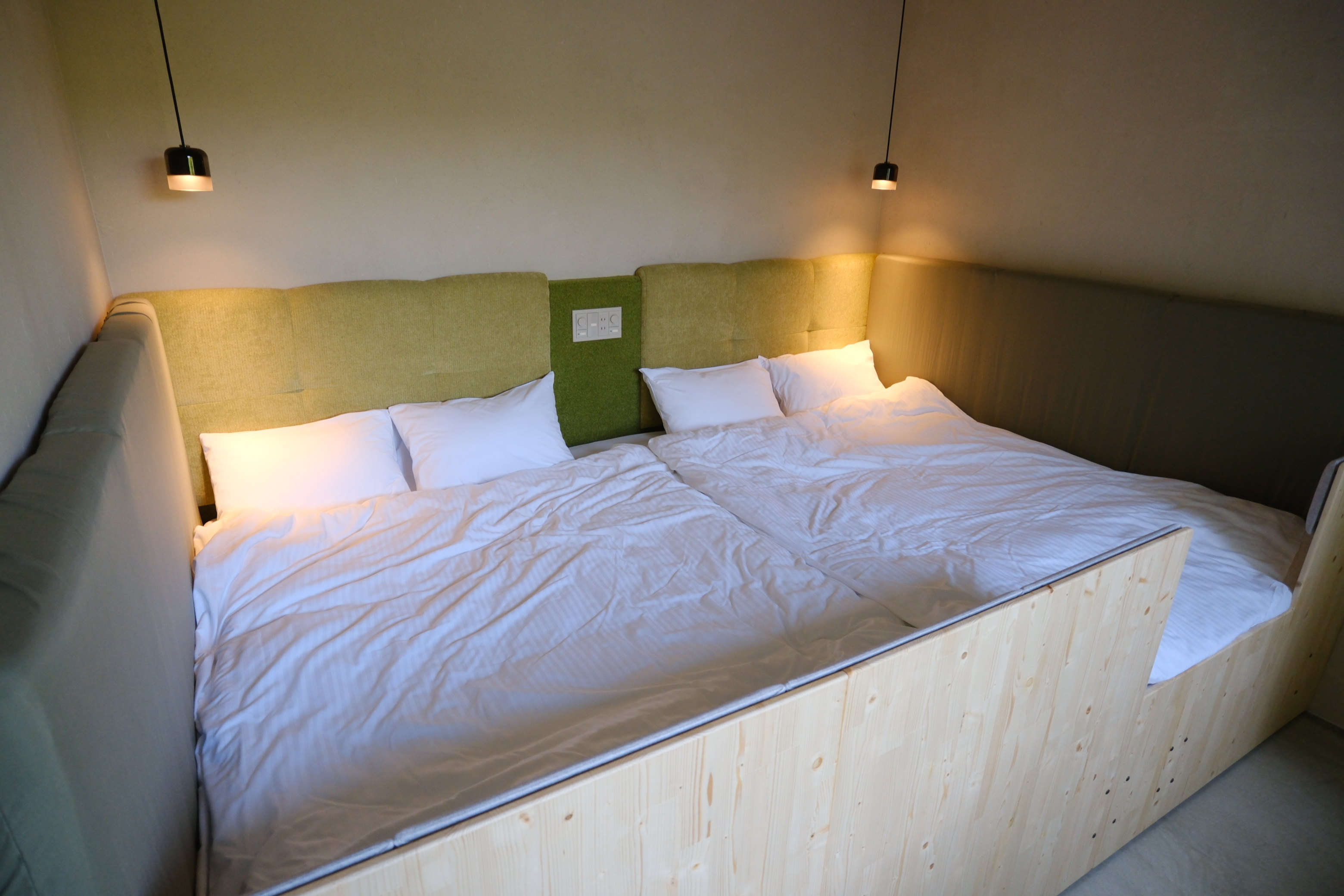 ワイドキングサイズ（W：2800）のファミリーベッドです。ベッドガードもあり赤ちゃんにも安心してご利用いただけます（要予約）