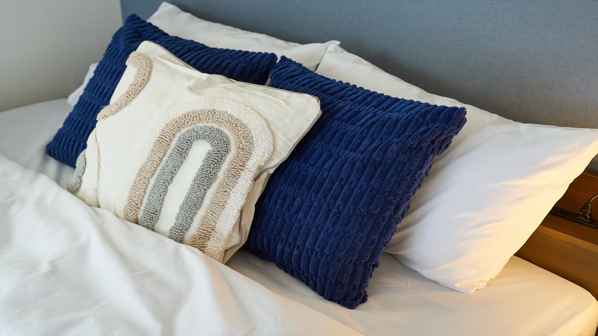 寝室①：ダブルベッド1台