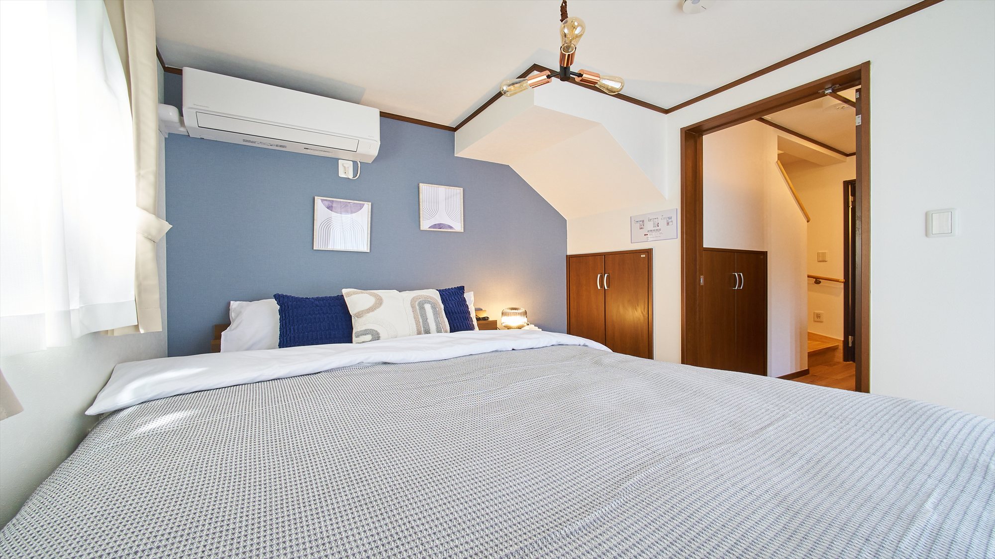 寝室①：ダブルベッド1台