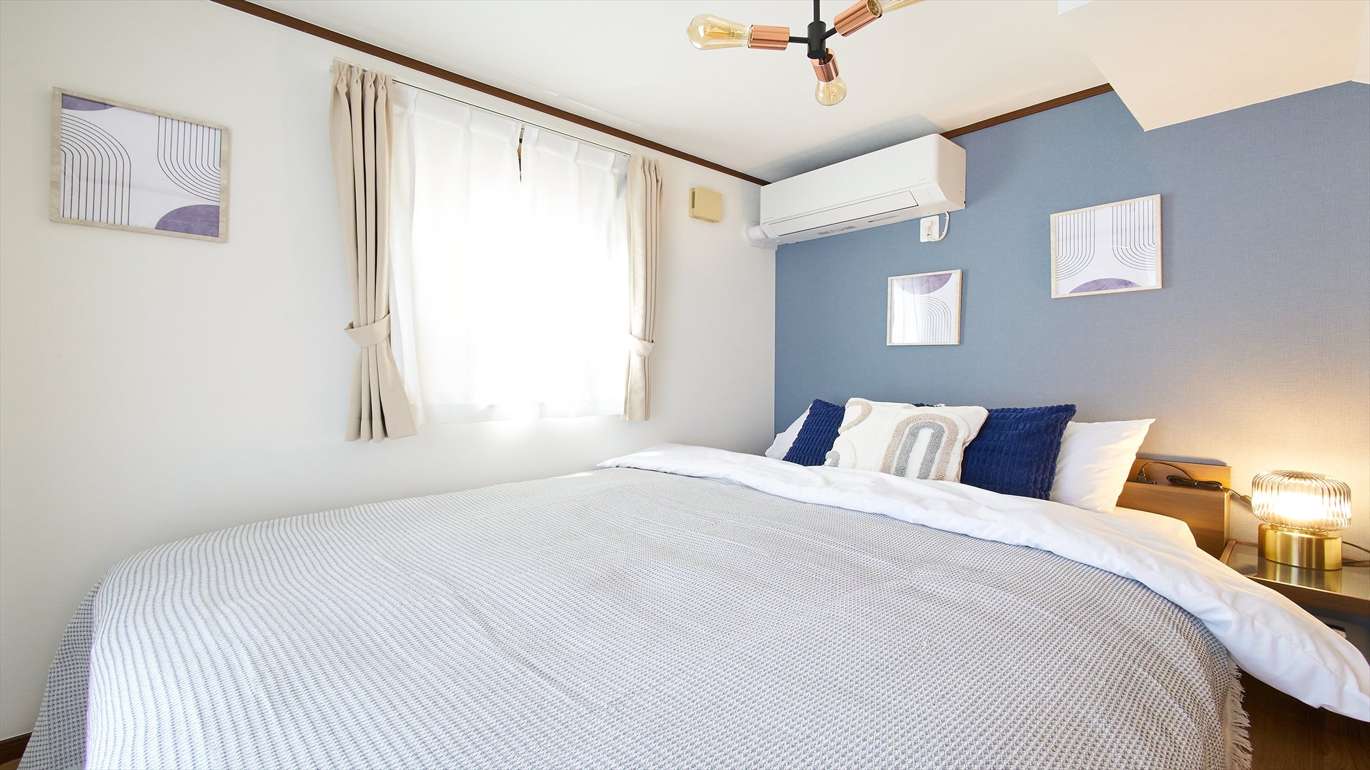 寝室①：ダブルベッド1台