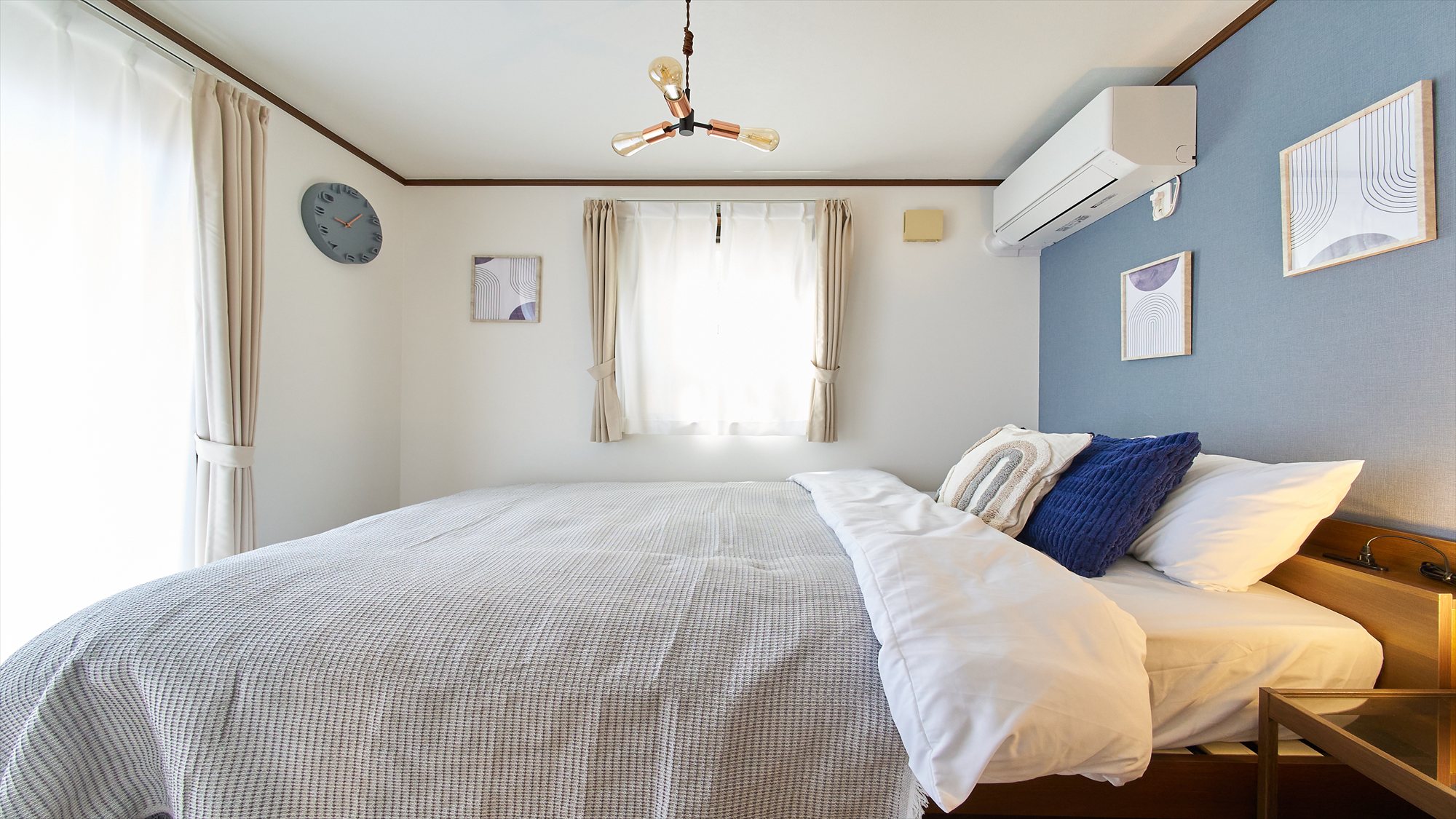 寝室①：ダブルベッド1台