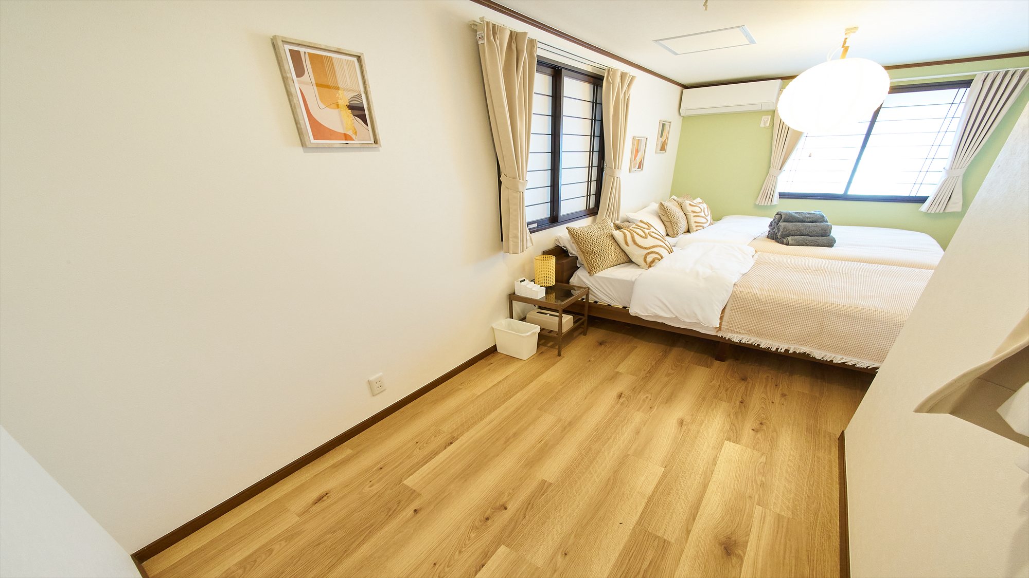 寝室②：ダブルベッド1台＋シングルベッド1台