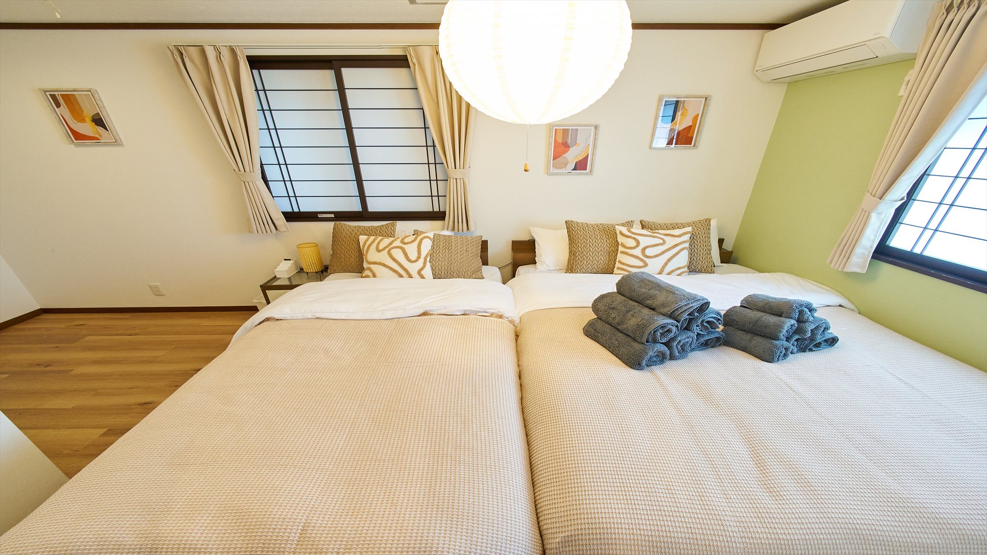 寝室②：ダブルベッド1台＋シングルベッド1台