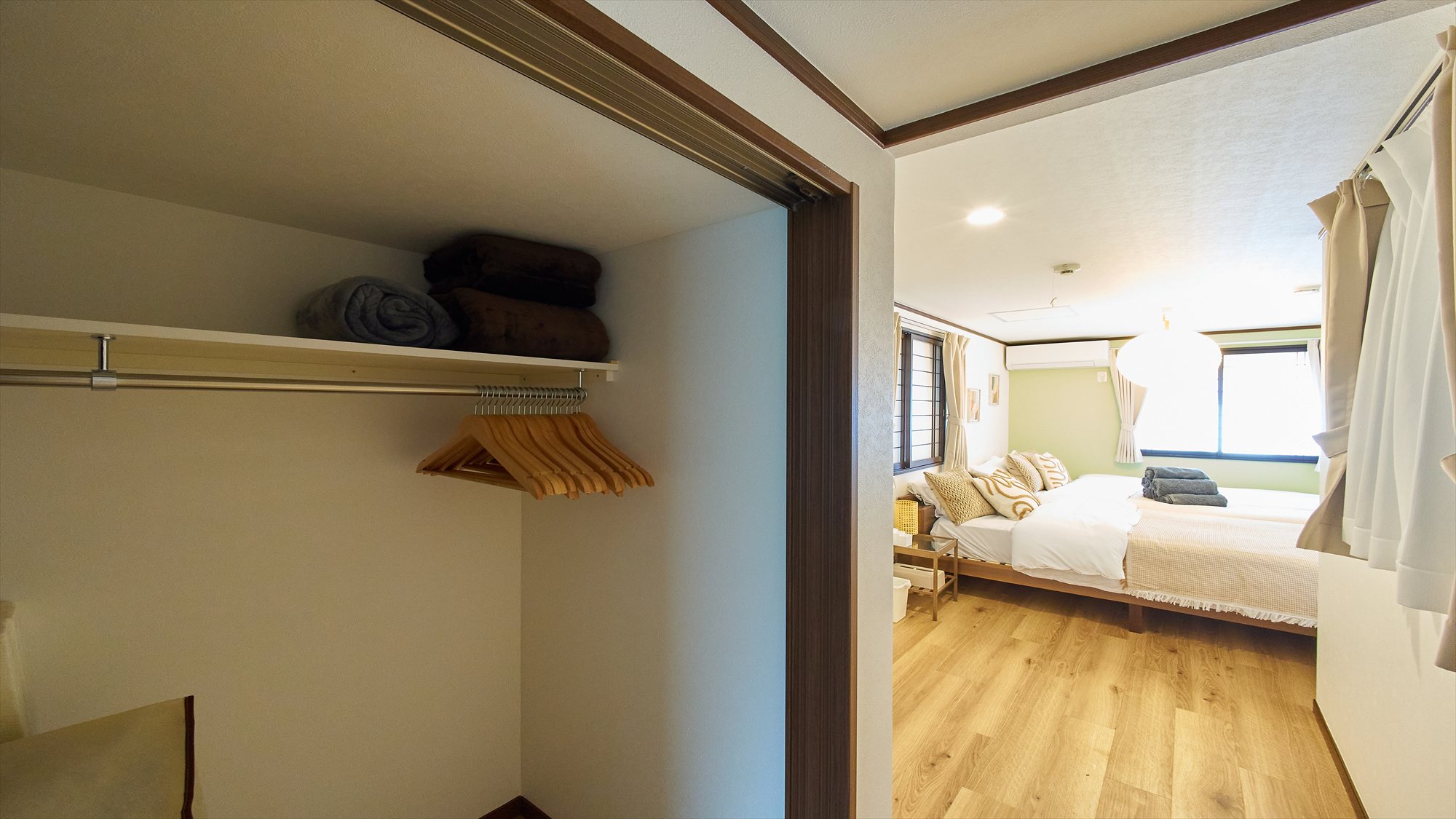 寝室②：ダブルベッド1台＋シングルベッド1台