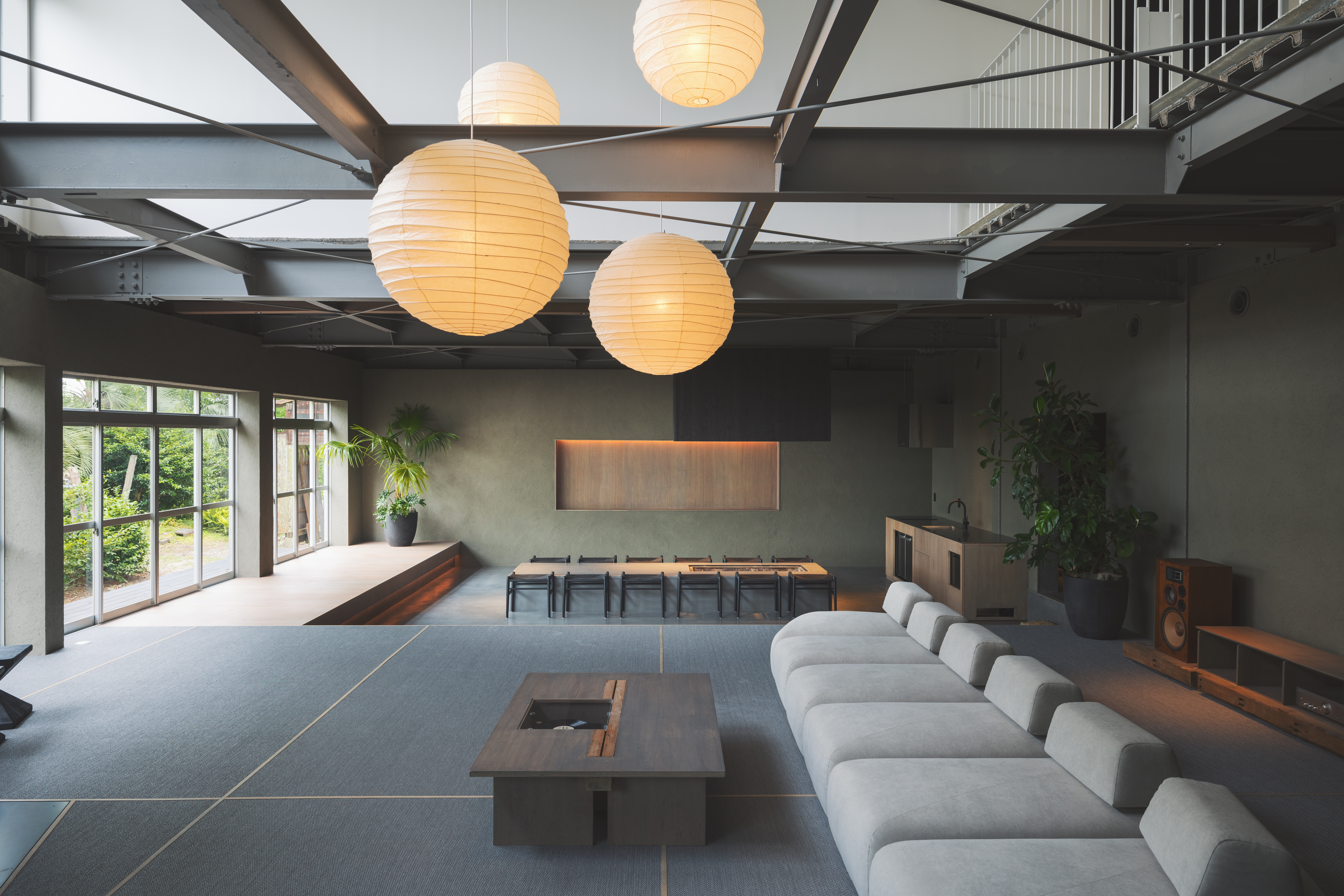 LIVING ROOM : 128平米 / 77畳