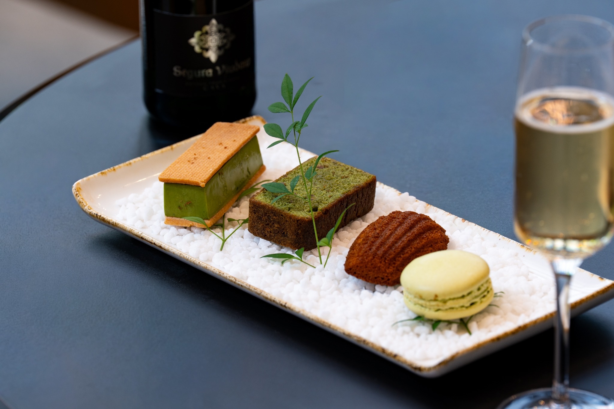 【アニバーサリープラン】高層階確約×スパークリング＆デザートプレートで祝う、記念日ステイ（朝食付き）