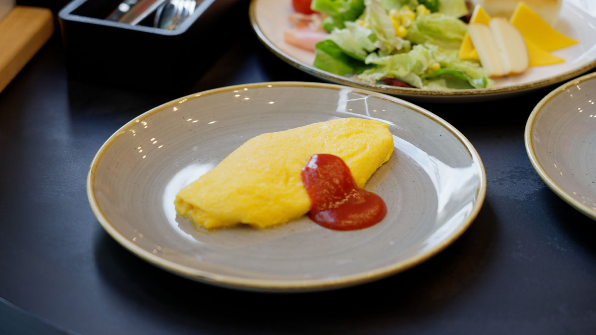 【朝食】和洋組み合わせた朝食ブッフェをご用意しております。