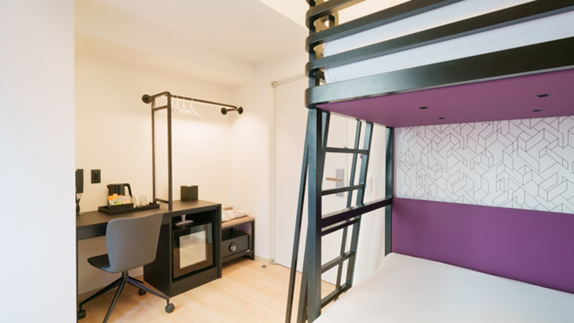 【ファミリースイート】専用廊下で2部屋がつながる、家族や友人に最適なスイート。